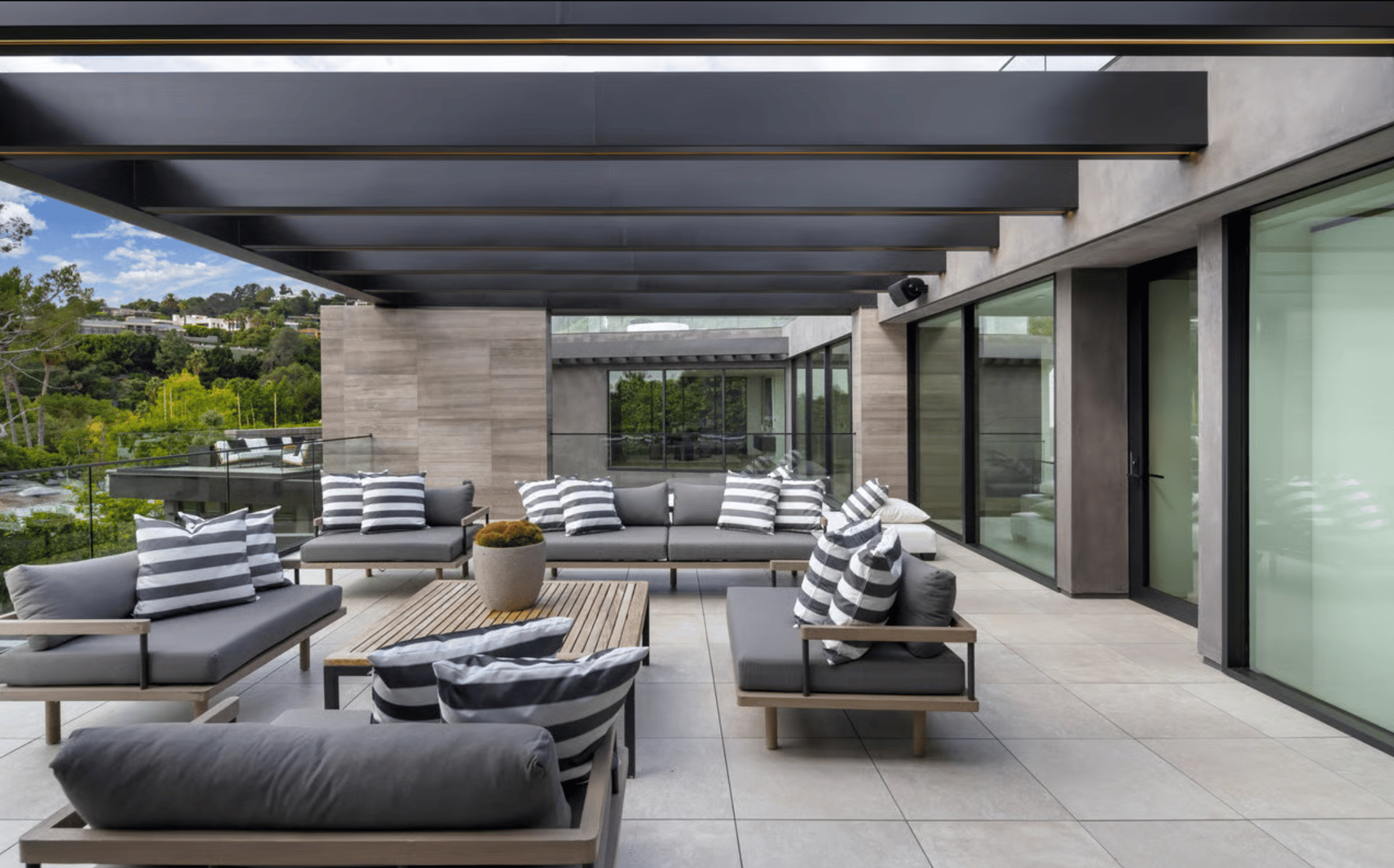 The Monocle, Holmby Hills