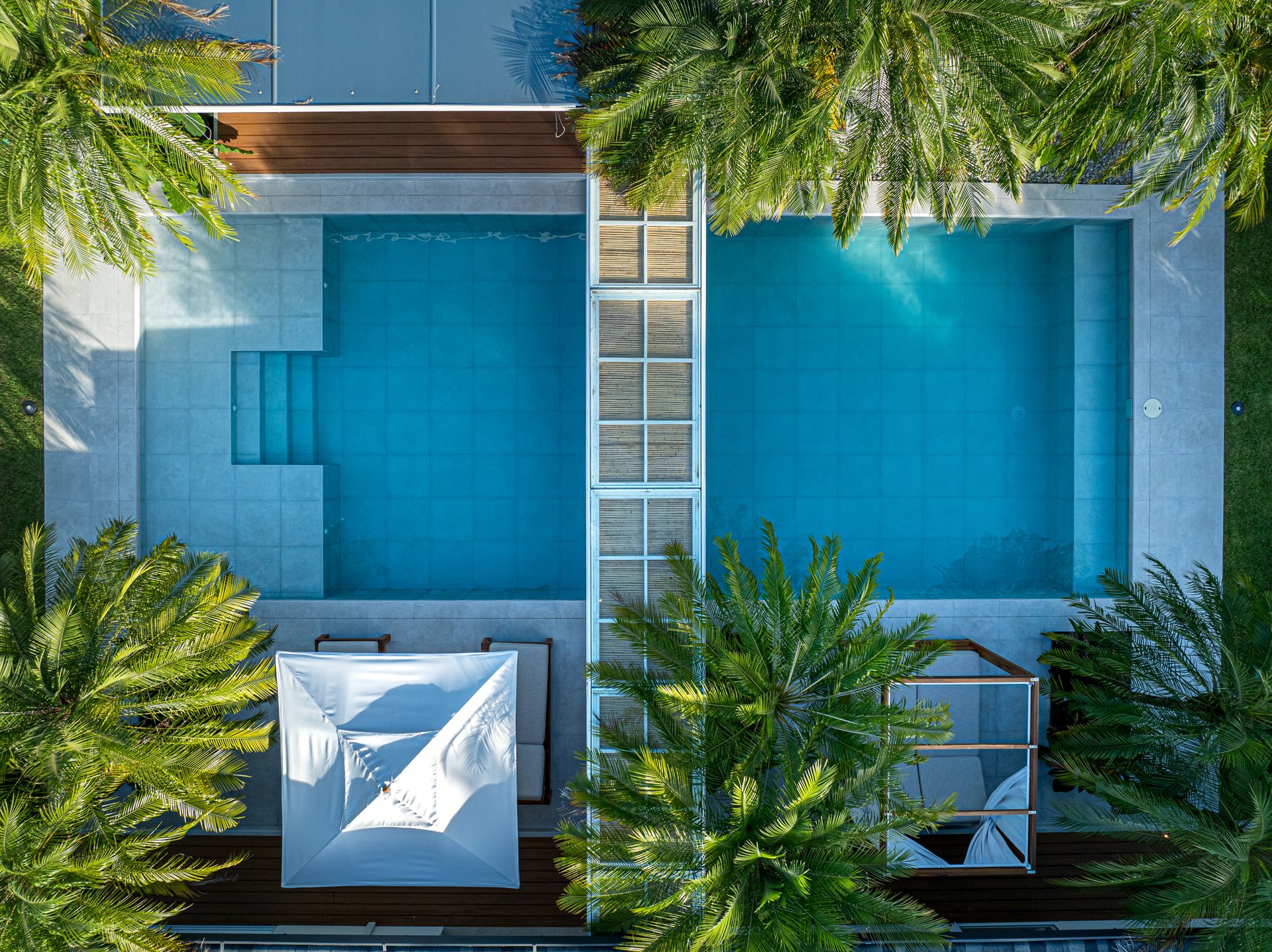 CASA OHANA LUXURY VILLA- WALKING DISTANCE TO THE BEACH- 0.22 ACRES
