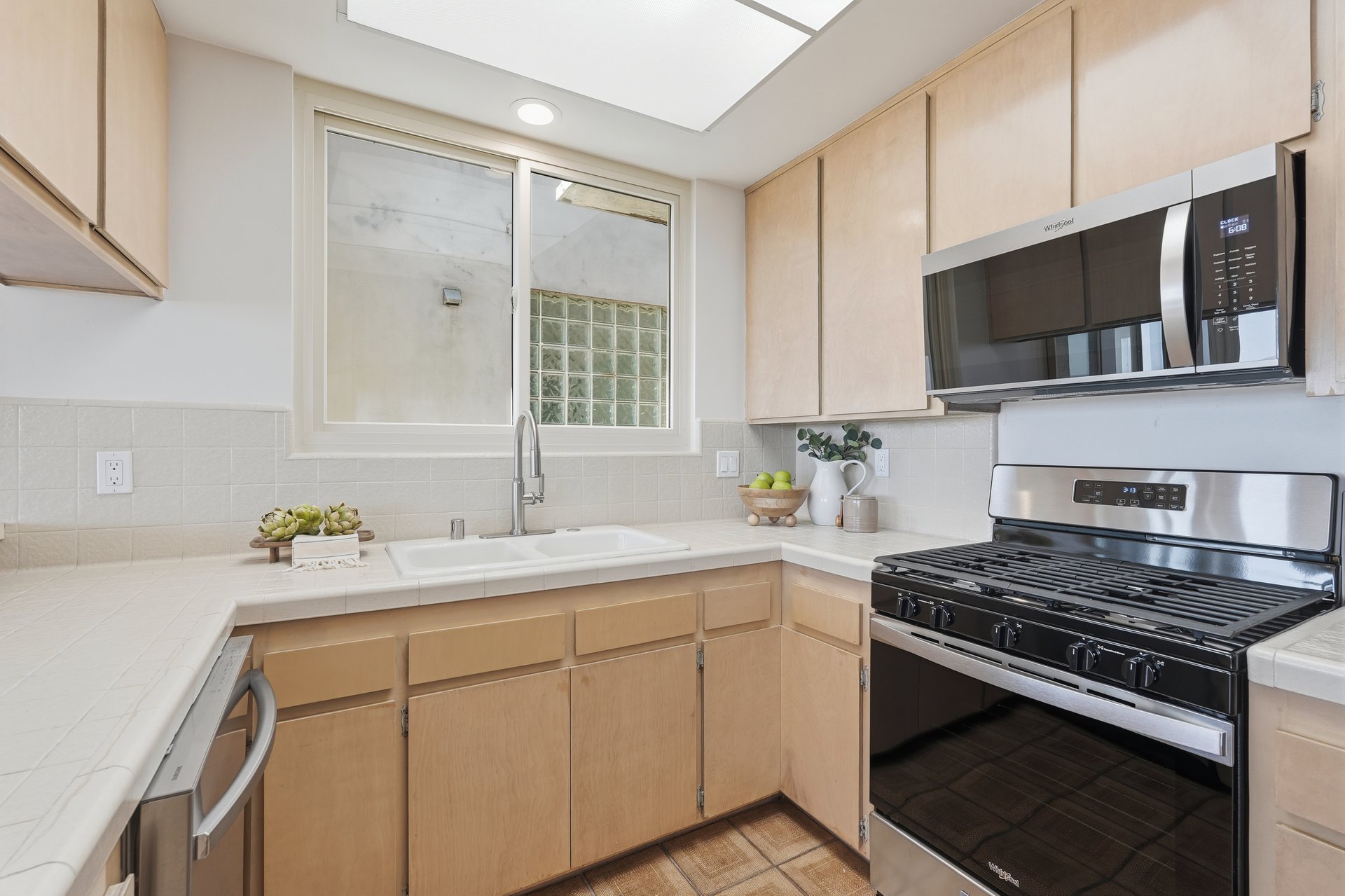 2516 The Strand