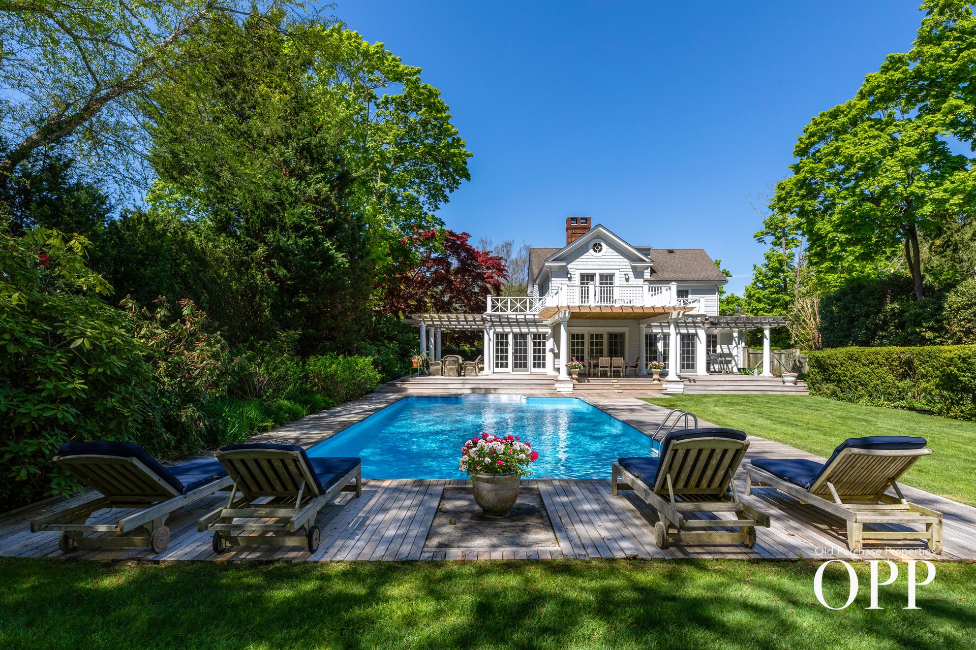 A Classic Residence in the Estate Section