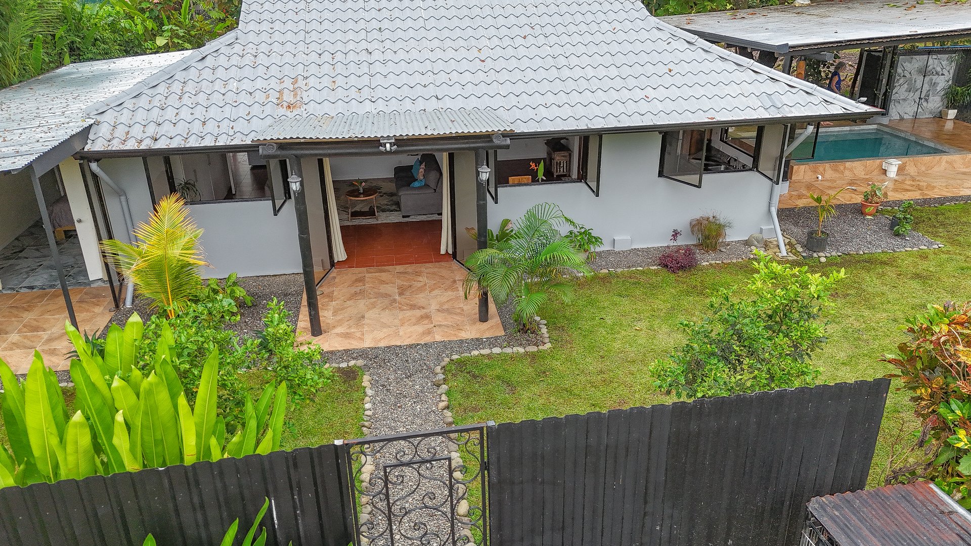 Contemporary 3-bed home surrounded by Uvita’s services and amenities but just a short stroll to tropical beaches