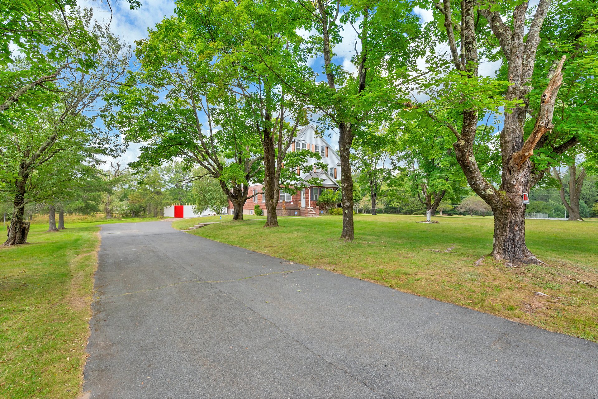 Beautiful Huge Home In Monticello