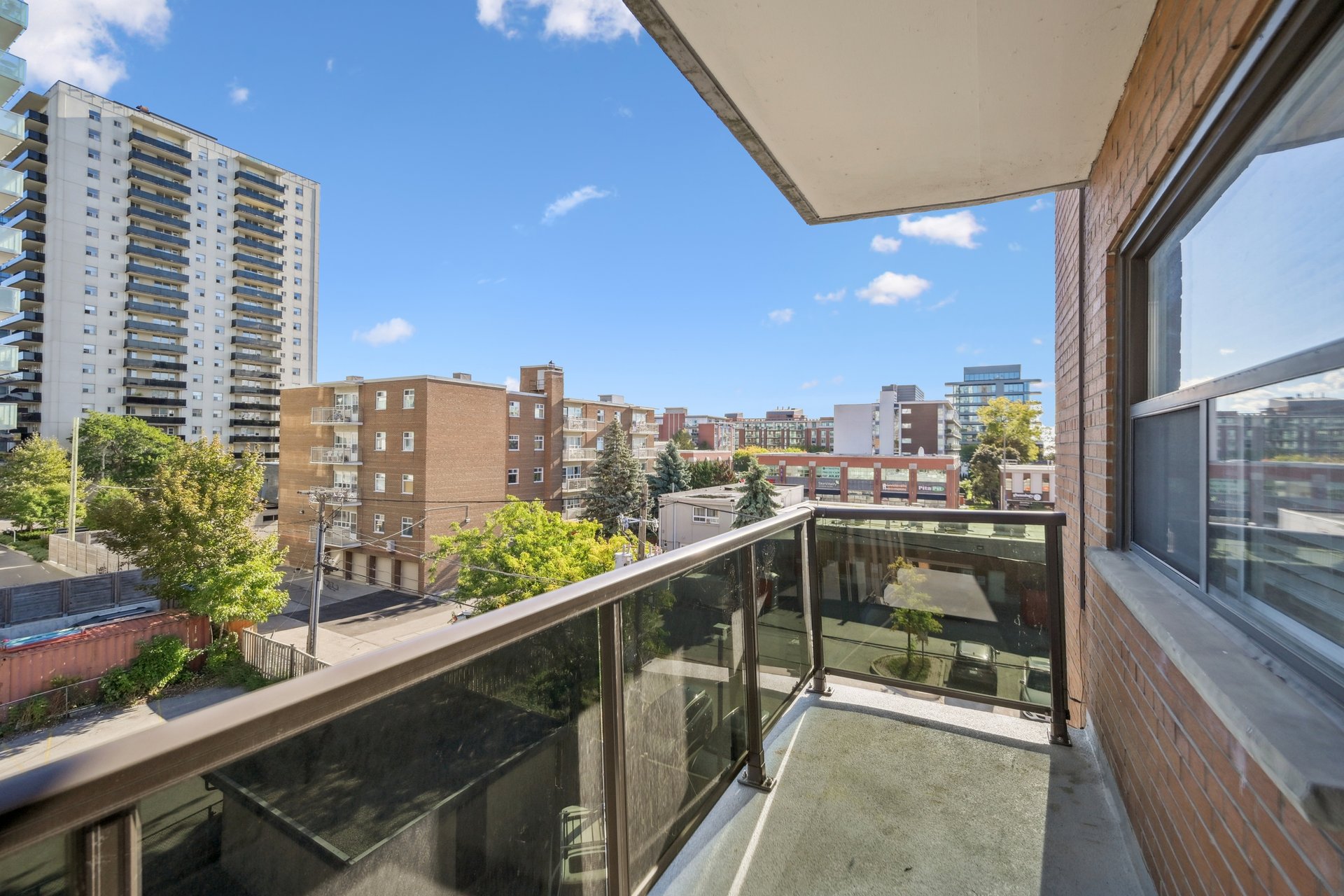 Bright 2 Bedroom Unit in Prime Port Credit Location