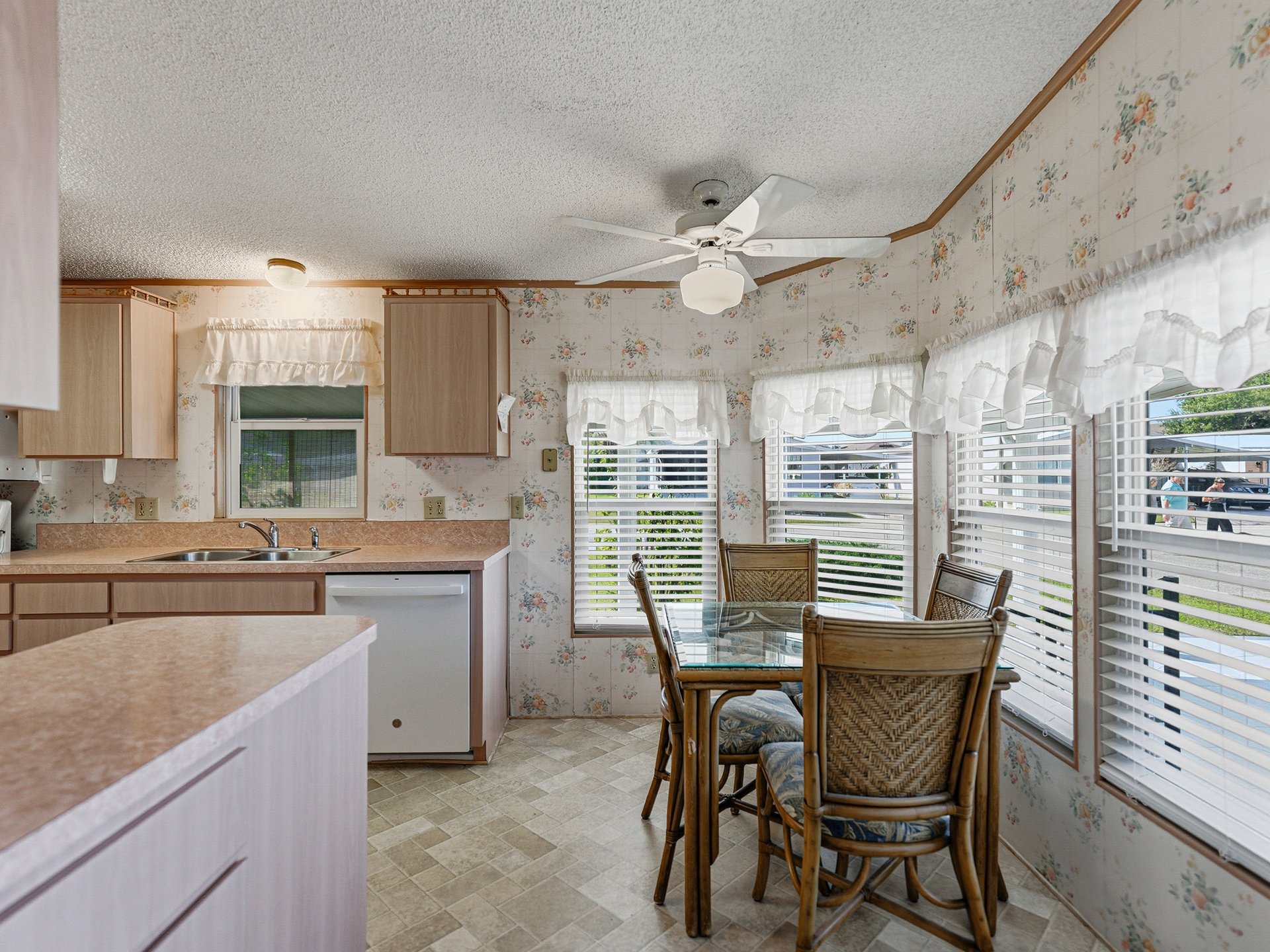 3822 DAMIAN DR
