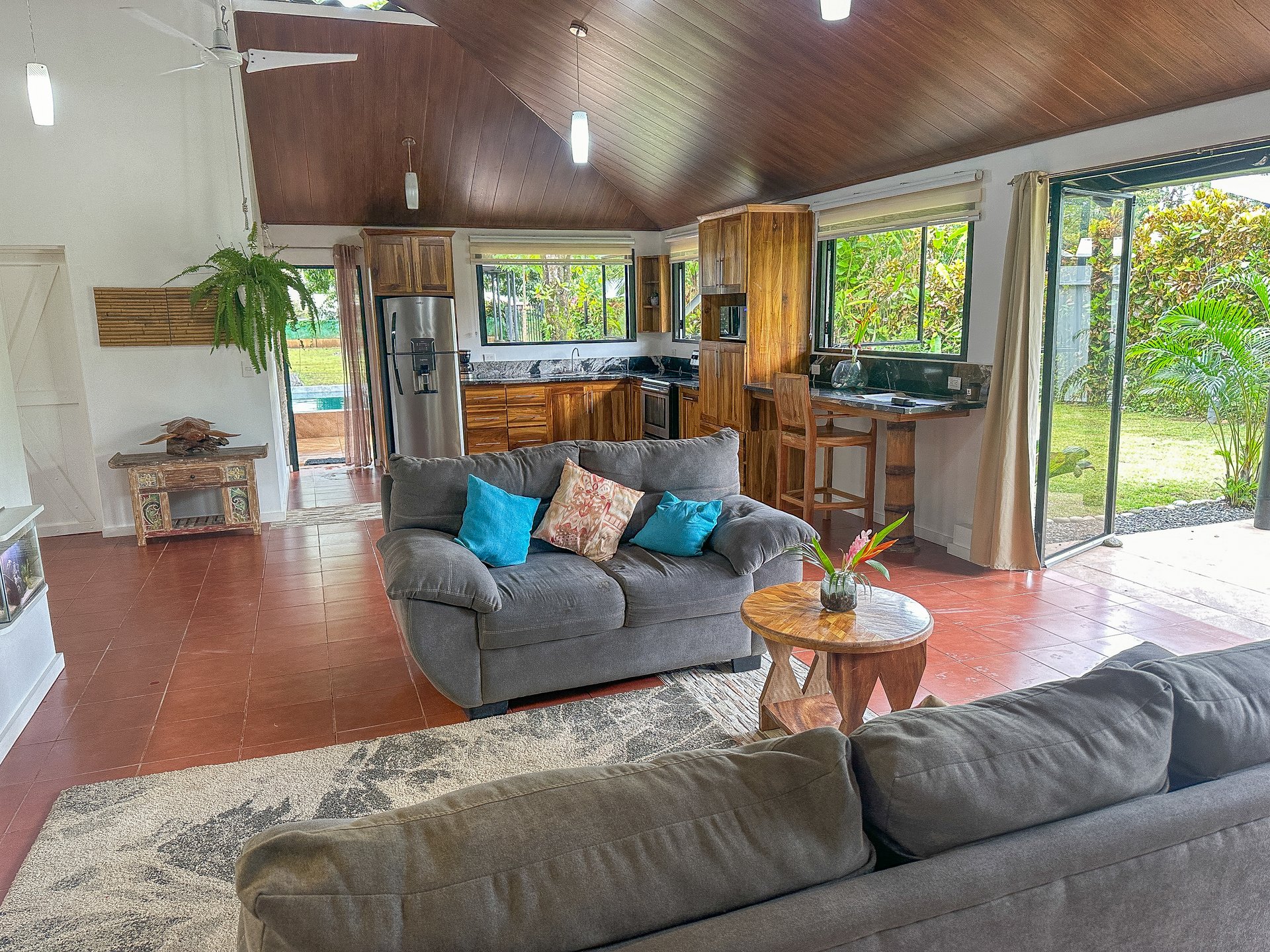 Contemporary 3-bed home surrounded by Uvita’s services and amenities but just a short stroll to tropical beaches