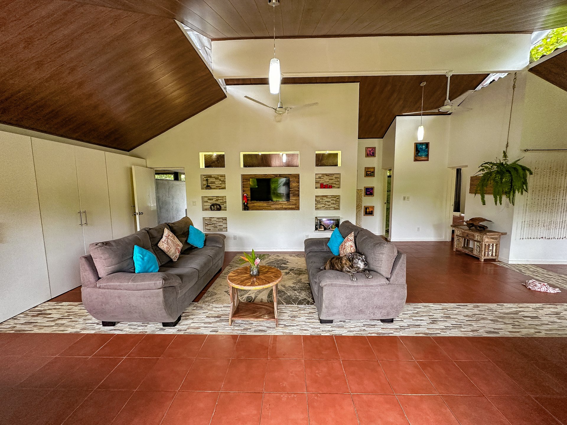 Contemporary 3-bed home surrounded by Uvita’s services and amenities but just a short stroll to tropical beaches