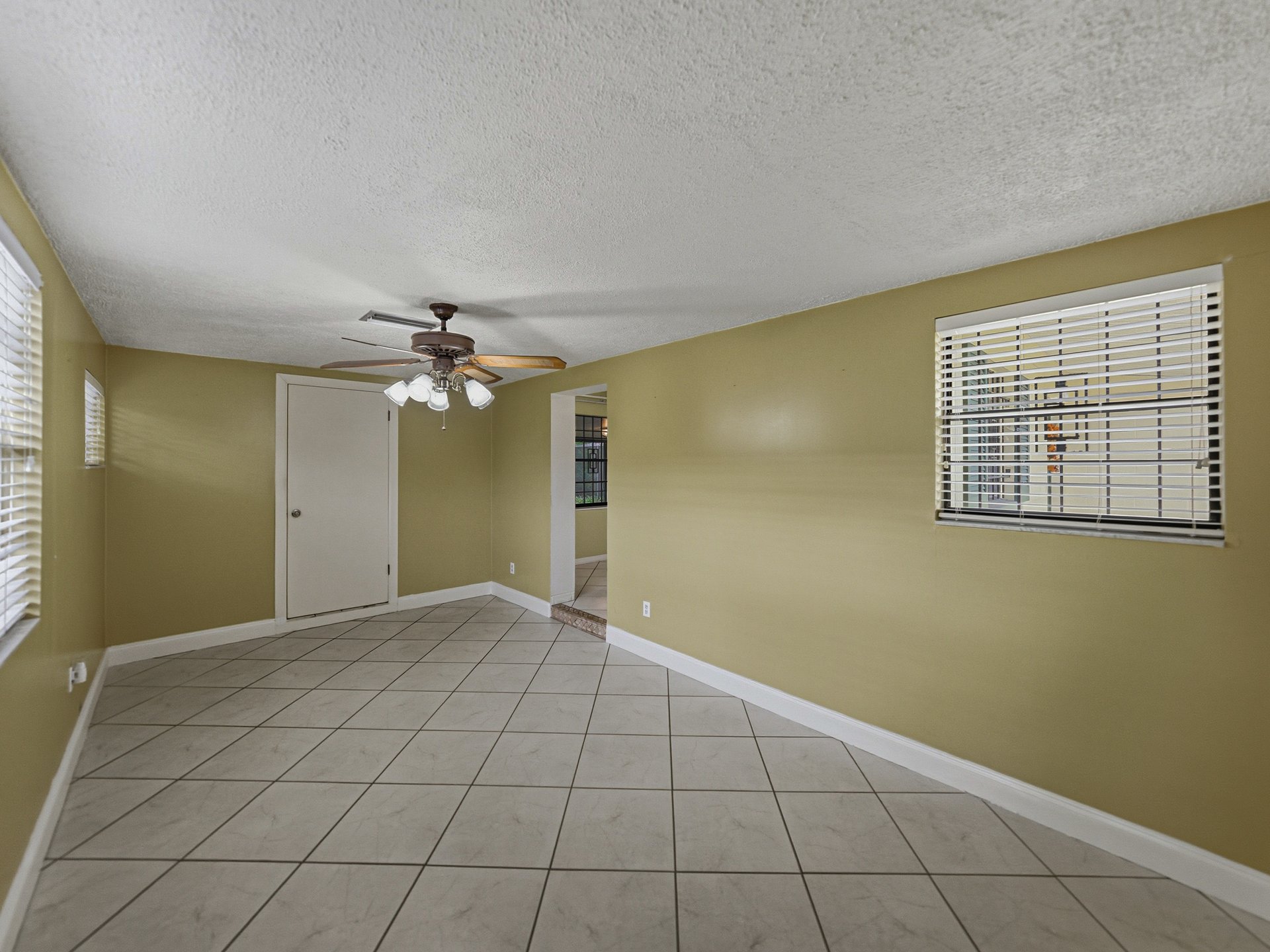 2702 AUBURN AVE W
