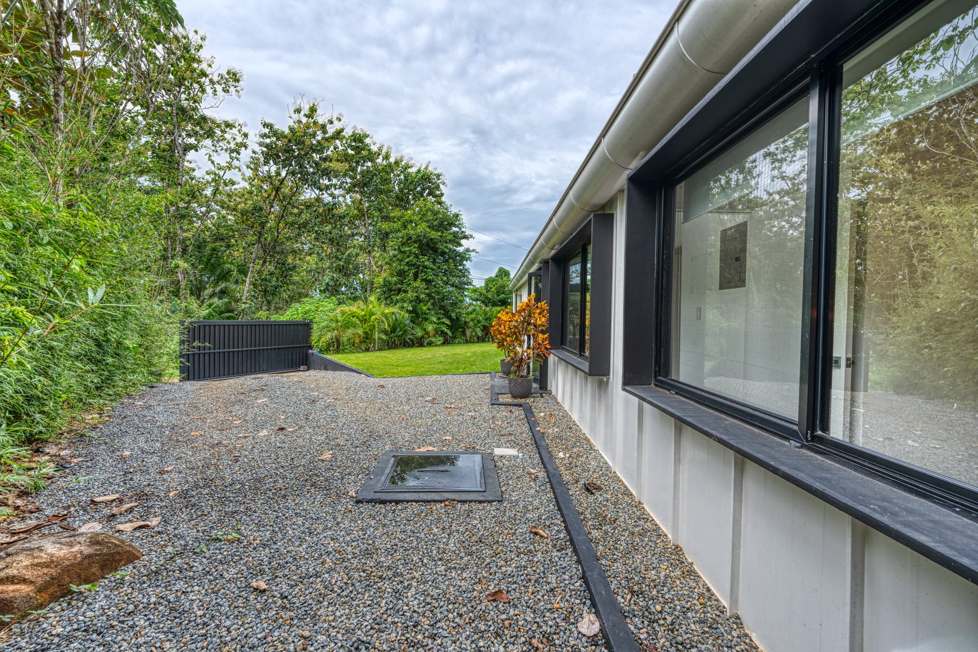Modern Eco Villa in Central Uvita Only 5 Minutes from Surf Beach