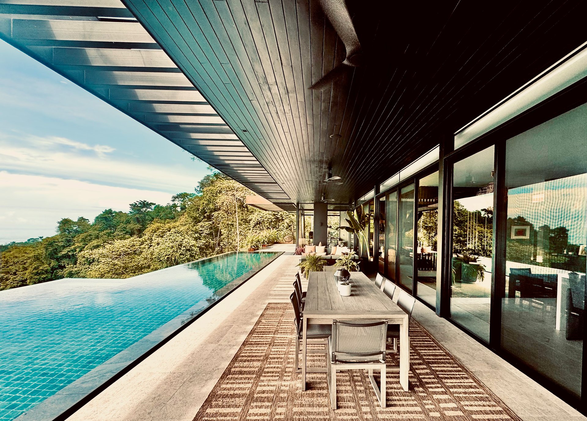 Uvita Black House