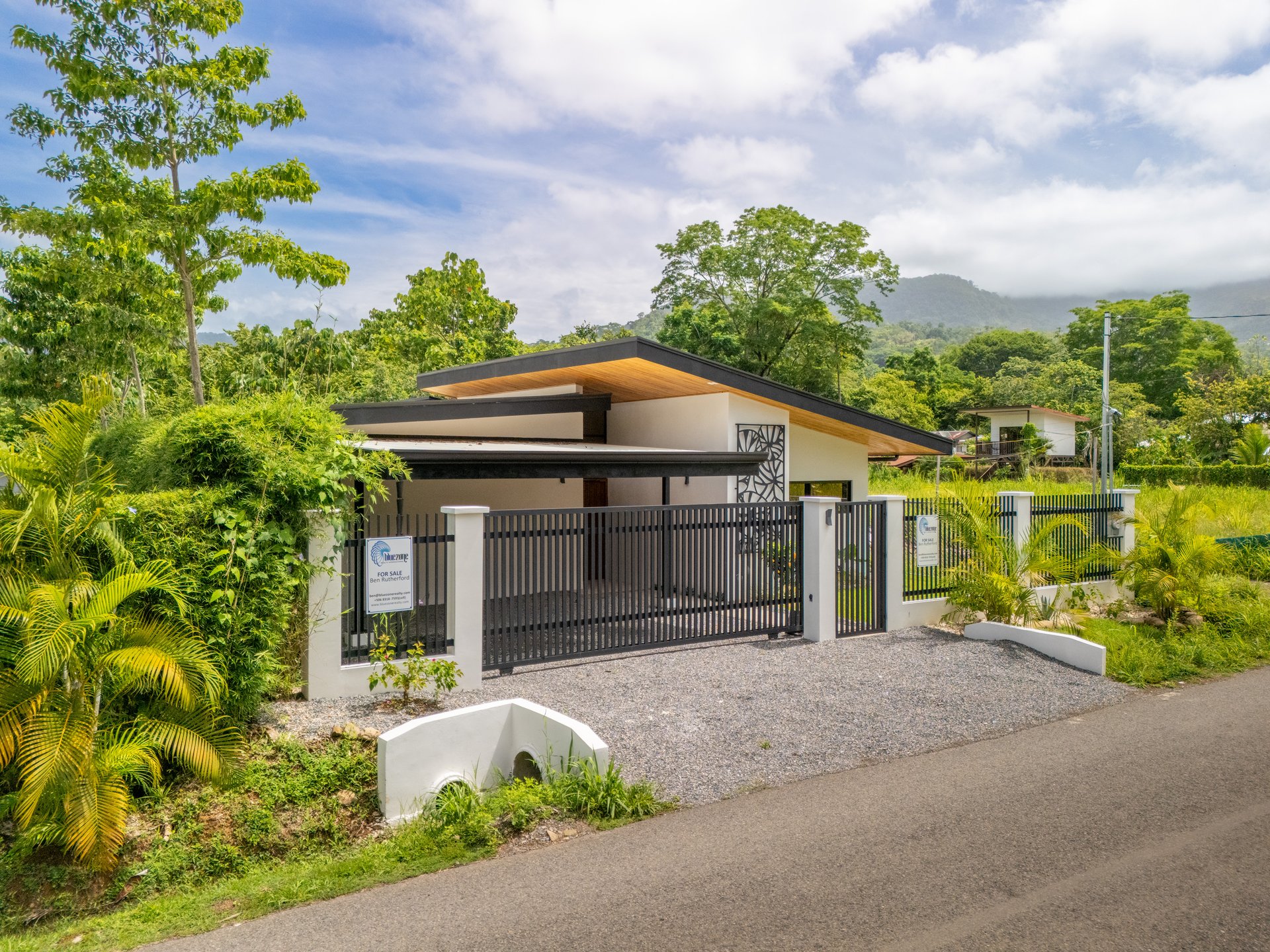 Uvita Tropical Urban Home, New Quality Build!