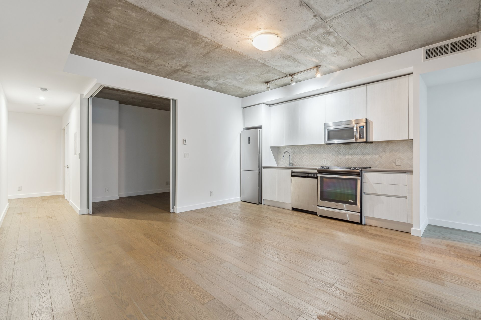 111 Bathurst St 423