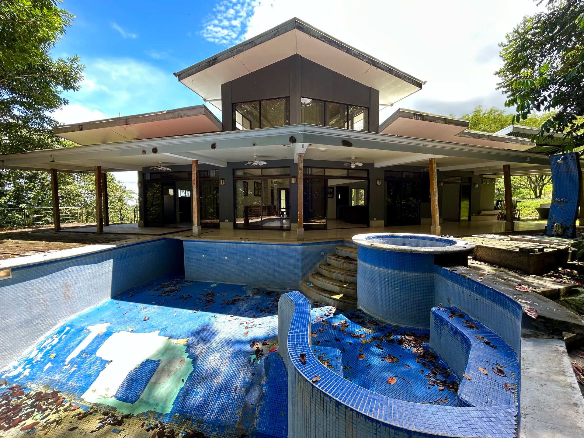 Fixer-Upper Home with an studio Office in Palmar Norte on a 7.58 Acres Property