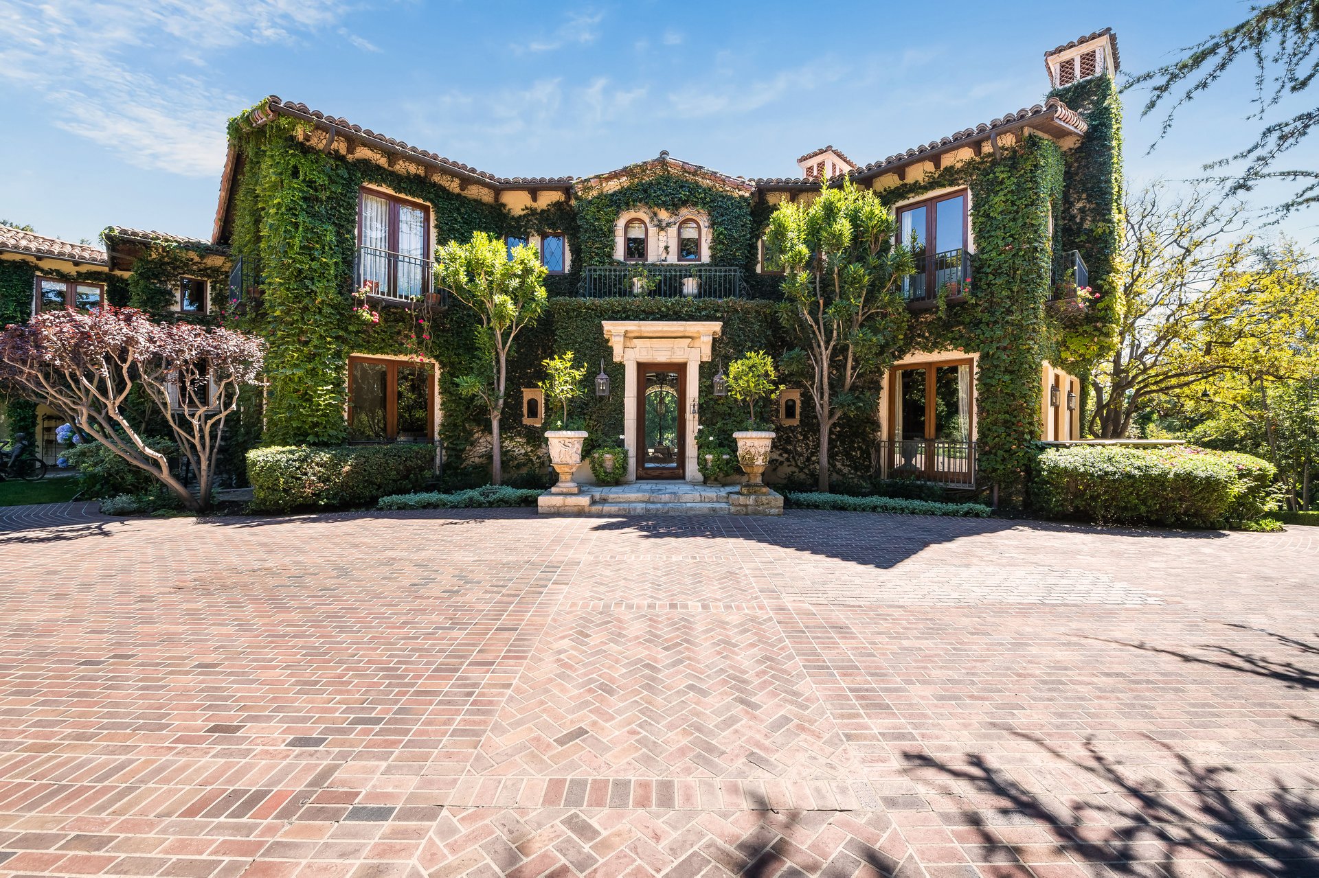 1550 Amalfi DR