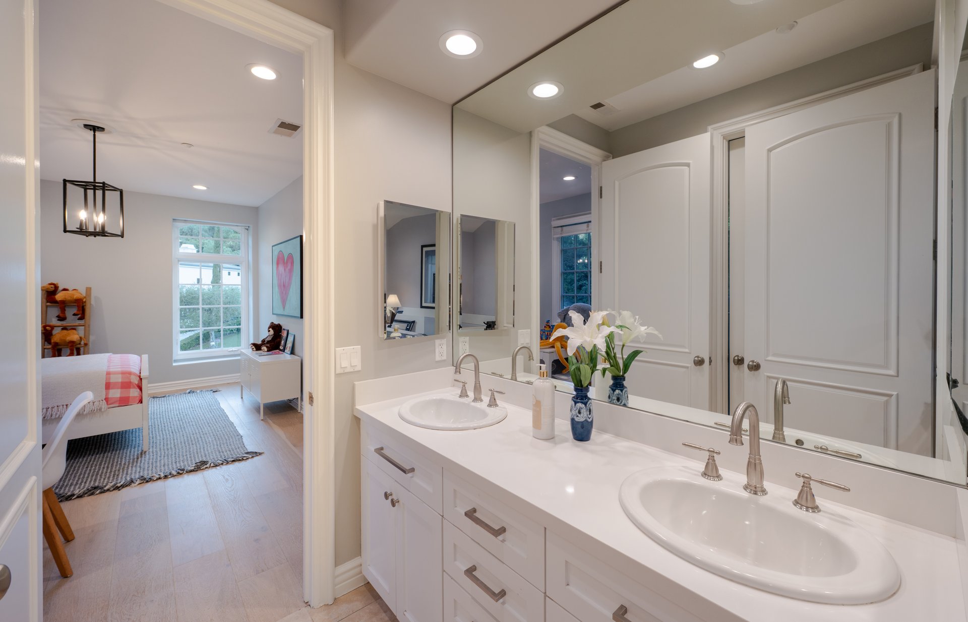 3686 Benedict Canyon Ln, Sherman Oaks 