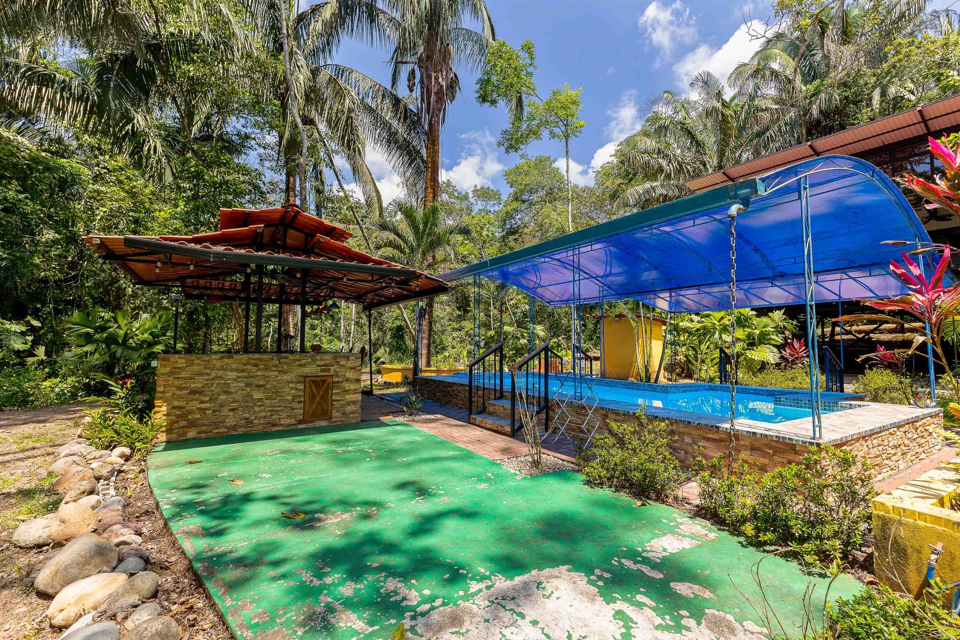 Tropical 3-bedroom home in gated community Manuel Antonio, Perfect rental!