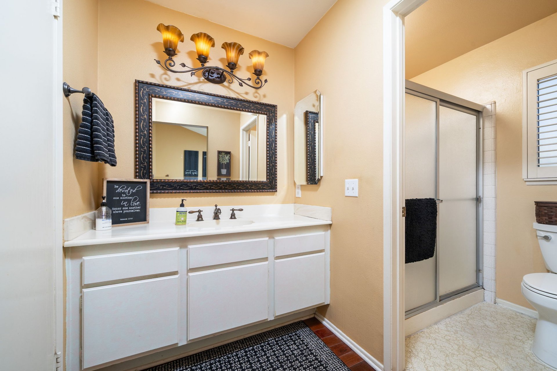 5022 N Burnaby