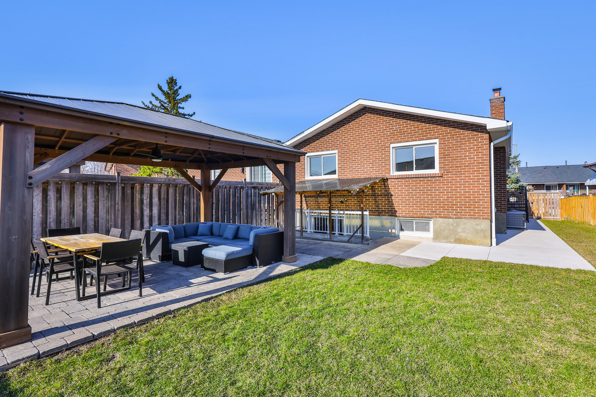 4050 Dunmow Cres