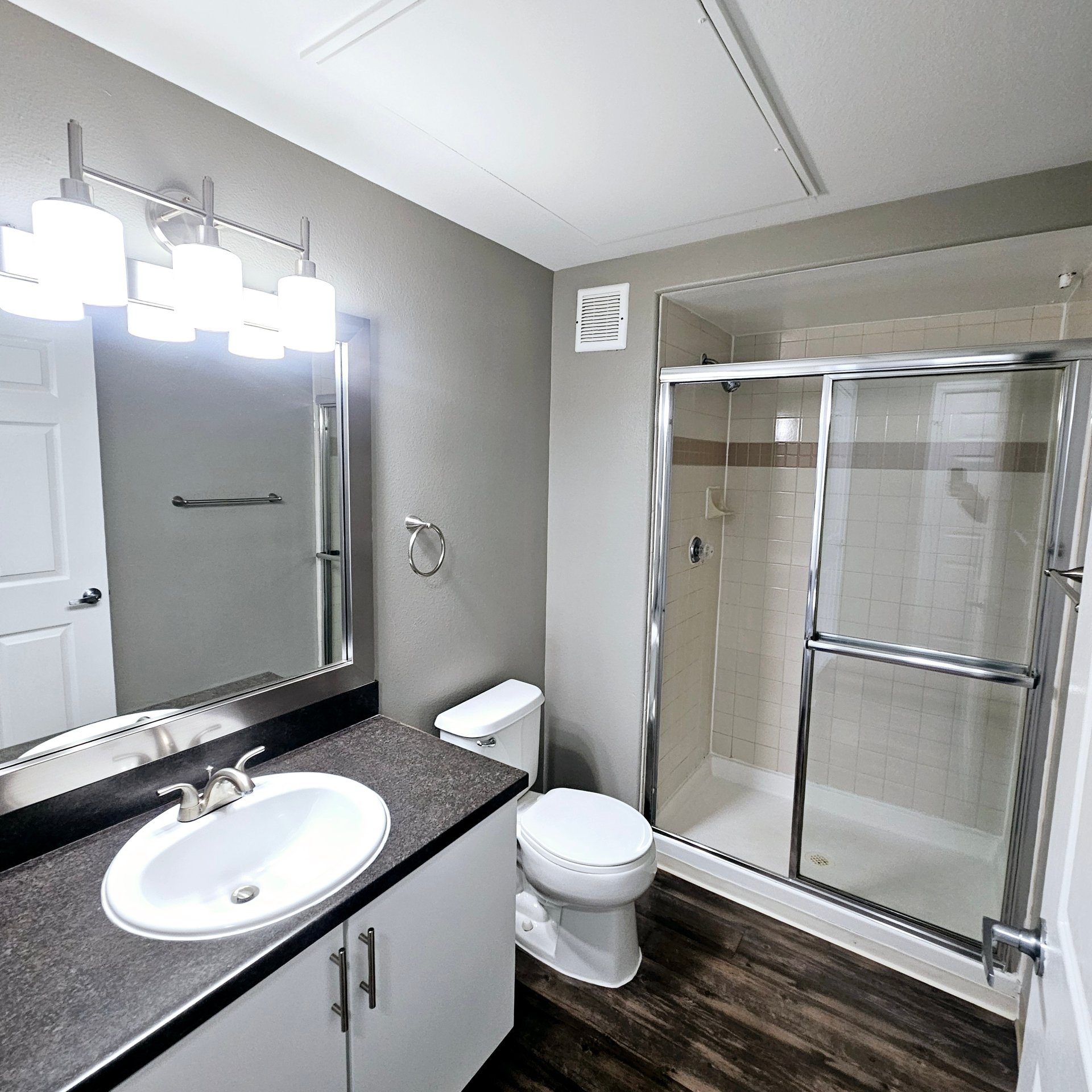 Studio 1 Bath Apartment with Garage included 