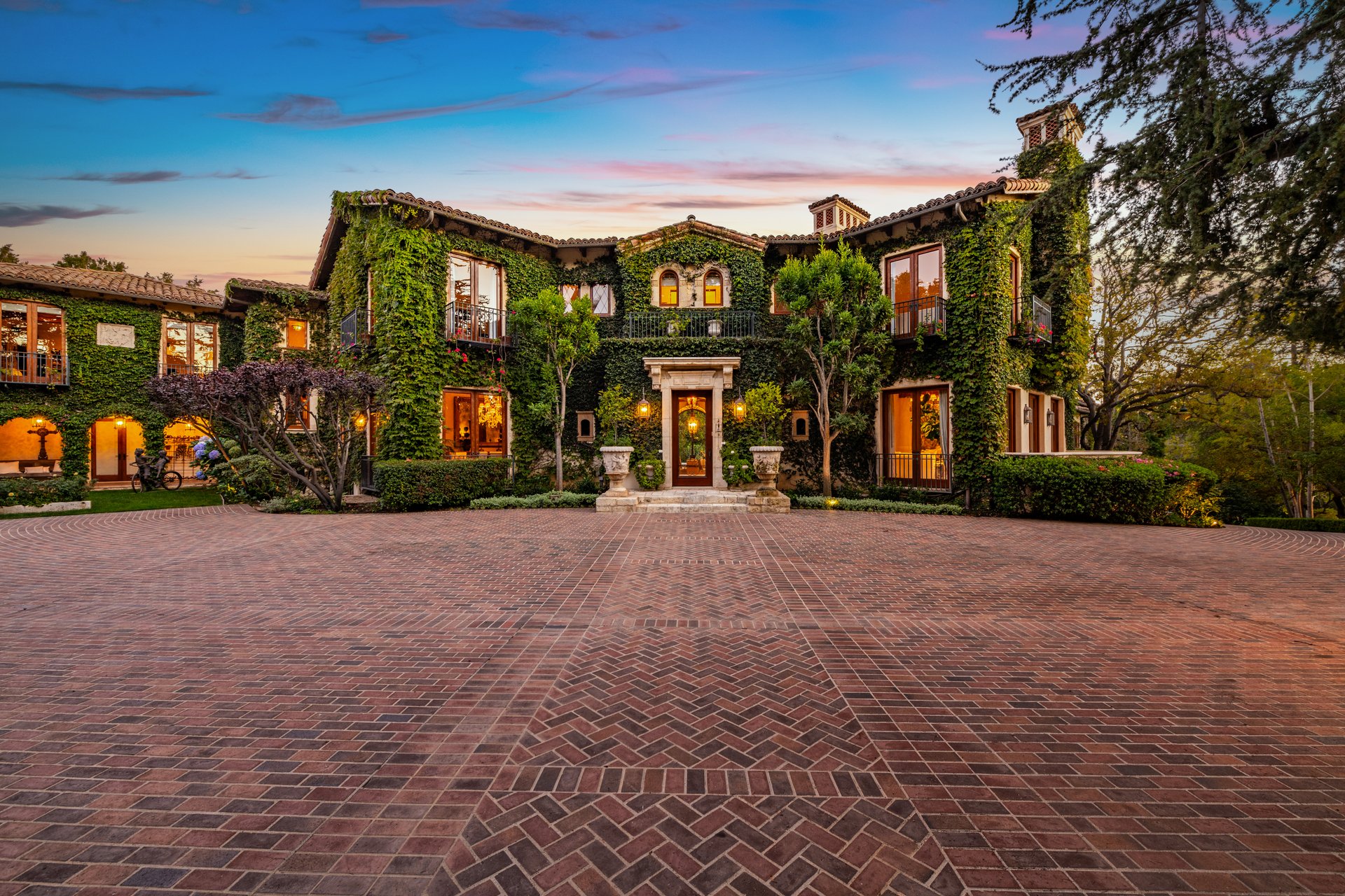 1550 Amalfi DR