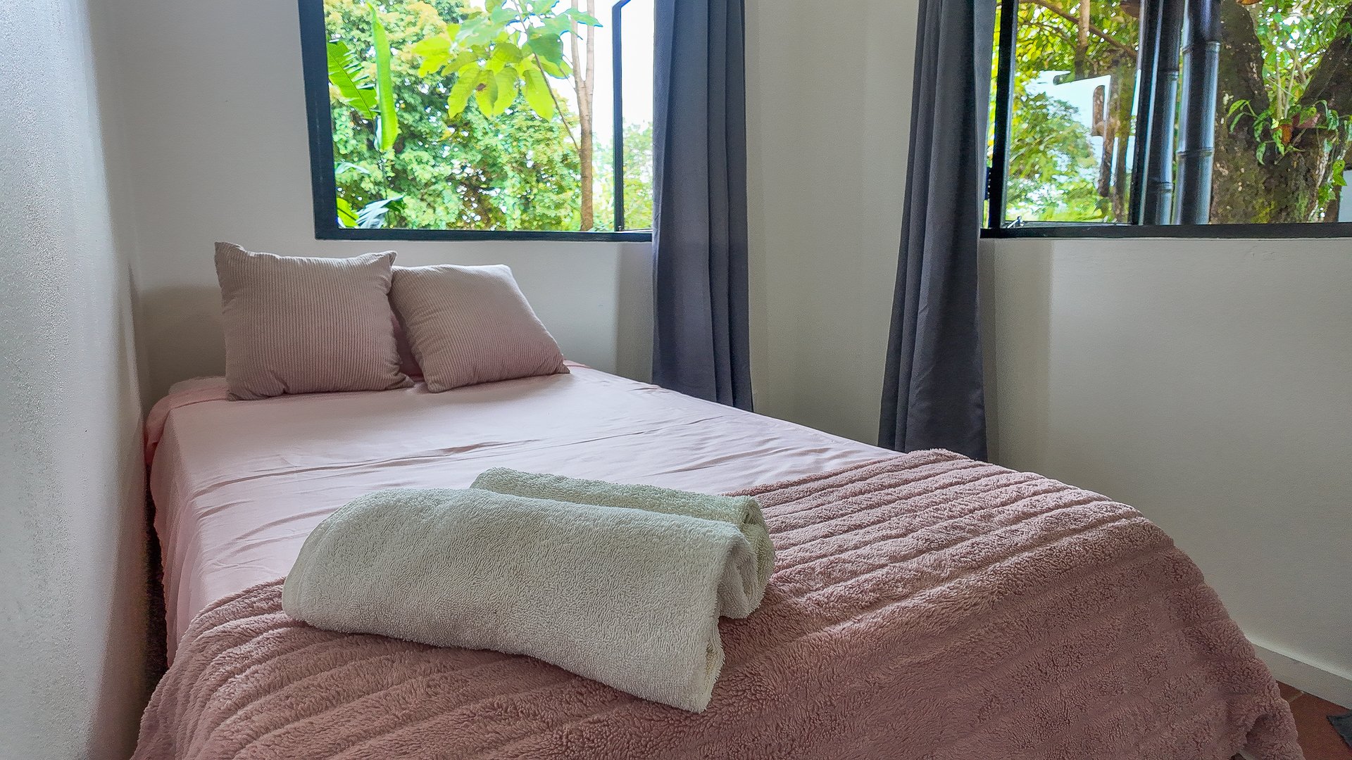 Contemporary 3-bed home surrounded by Uvita’s services and amenities but just a short stroll to tropical beaches