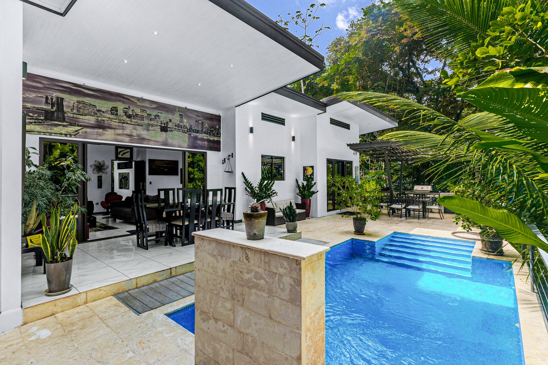 Charming 2 Bedroom Home + Studio located in heart of Uvita 