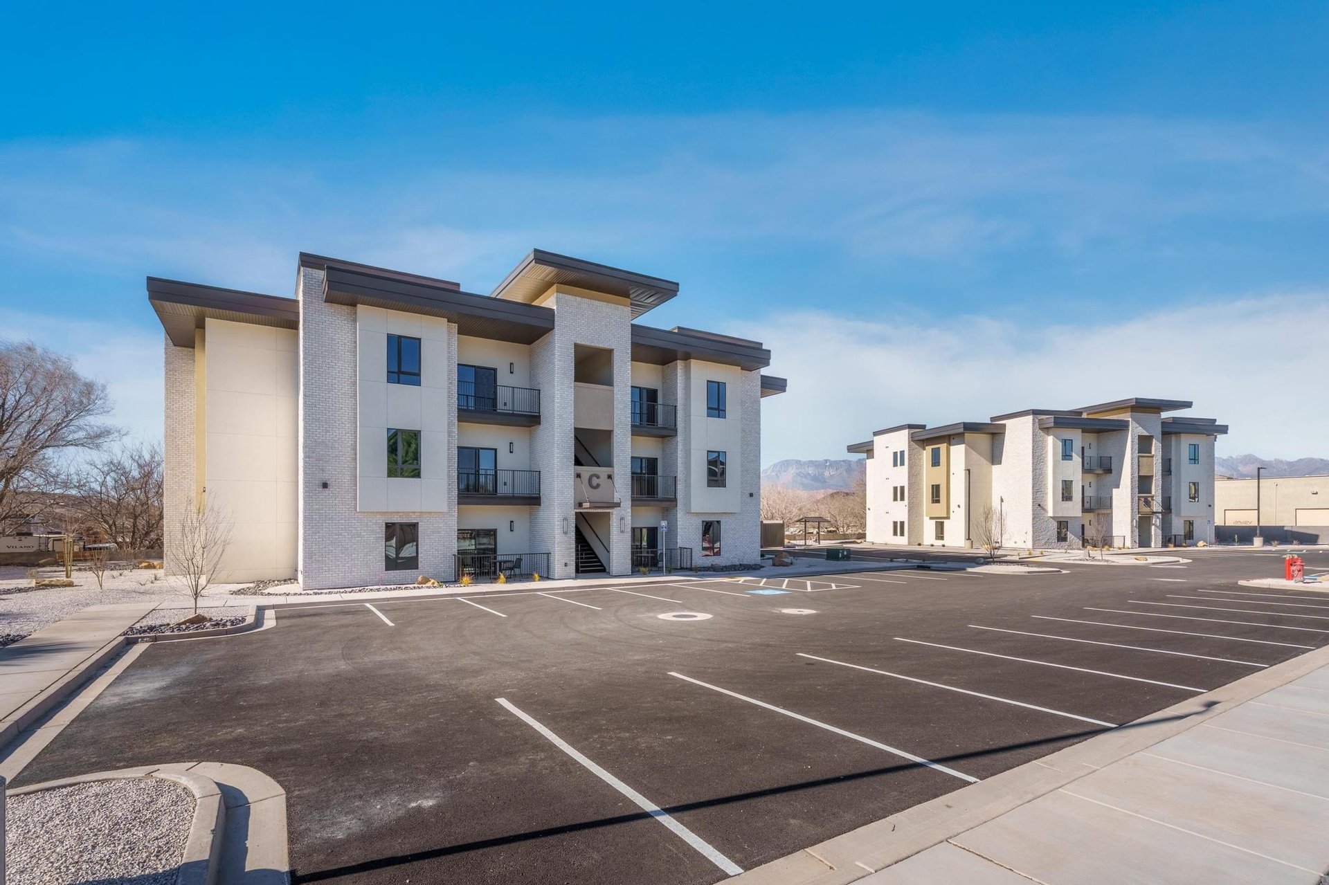 983 W State St B-204