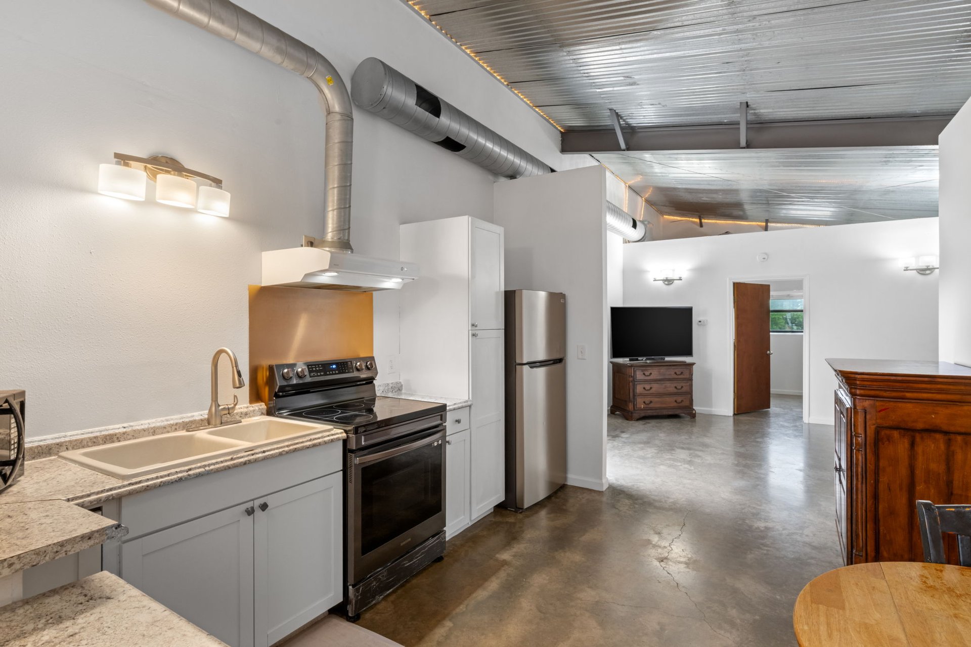 Unique Residential/Commercial Property - 180 Henly LOOP