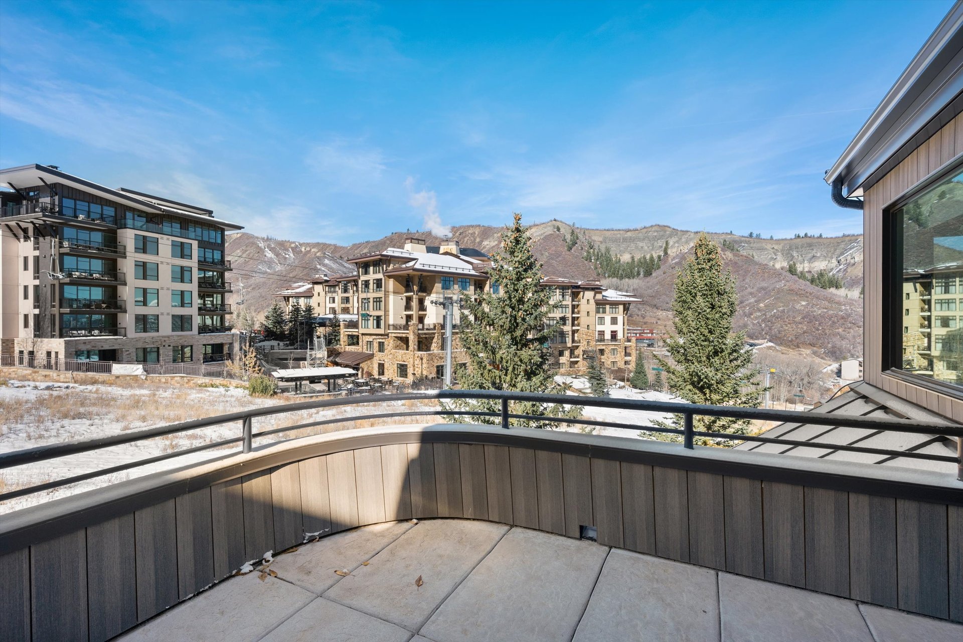 Ski-In/Ski-Out Luxury: Deerbrook Townhome