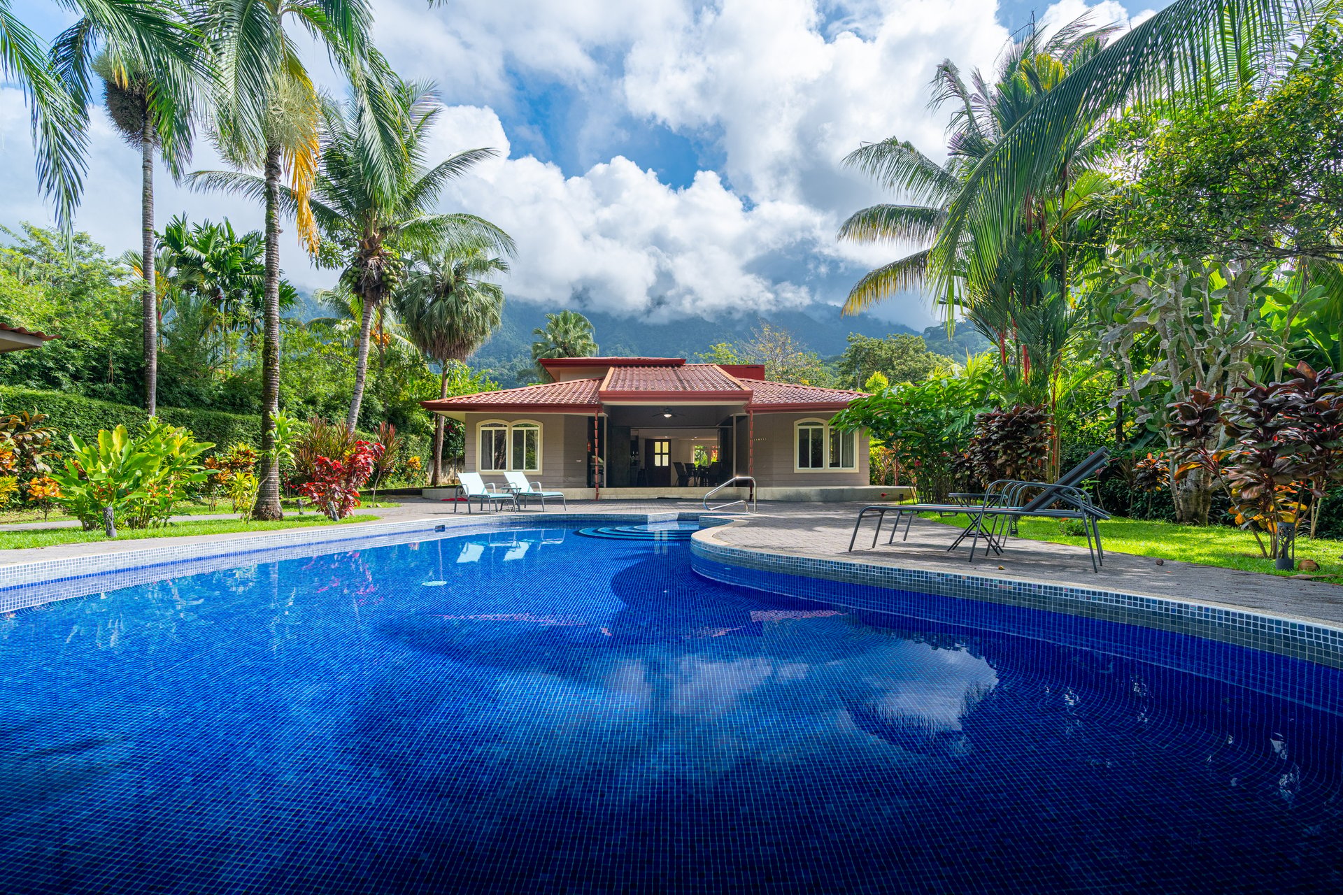 Casa Luna, 3bed /3bath Private Oasis, Convenient Location