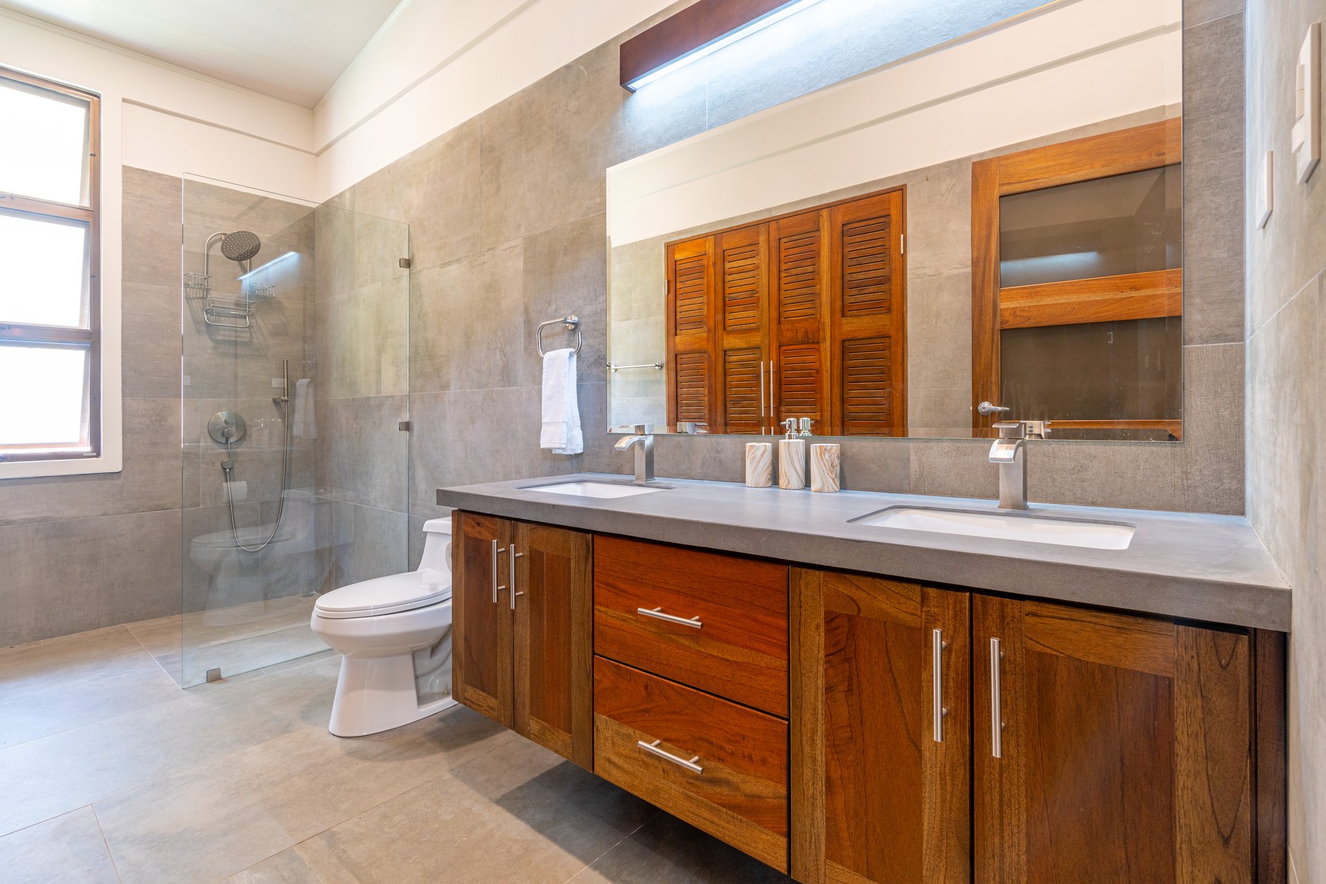 Stunning 4-Bedroom Home with Mountain Views – Perfect Blend of Seclusion and Convenience.