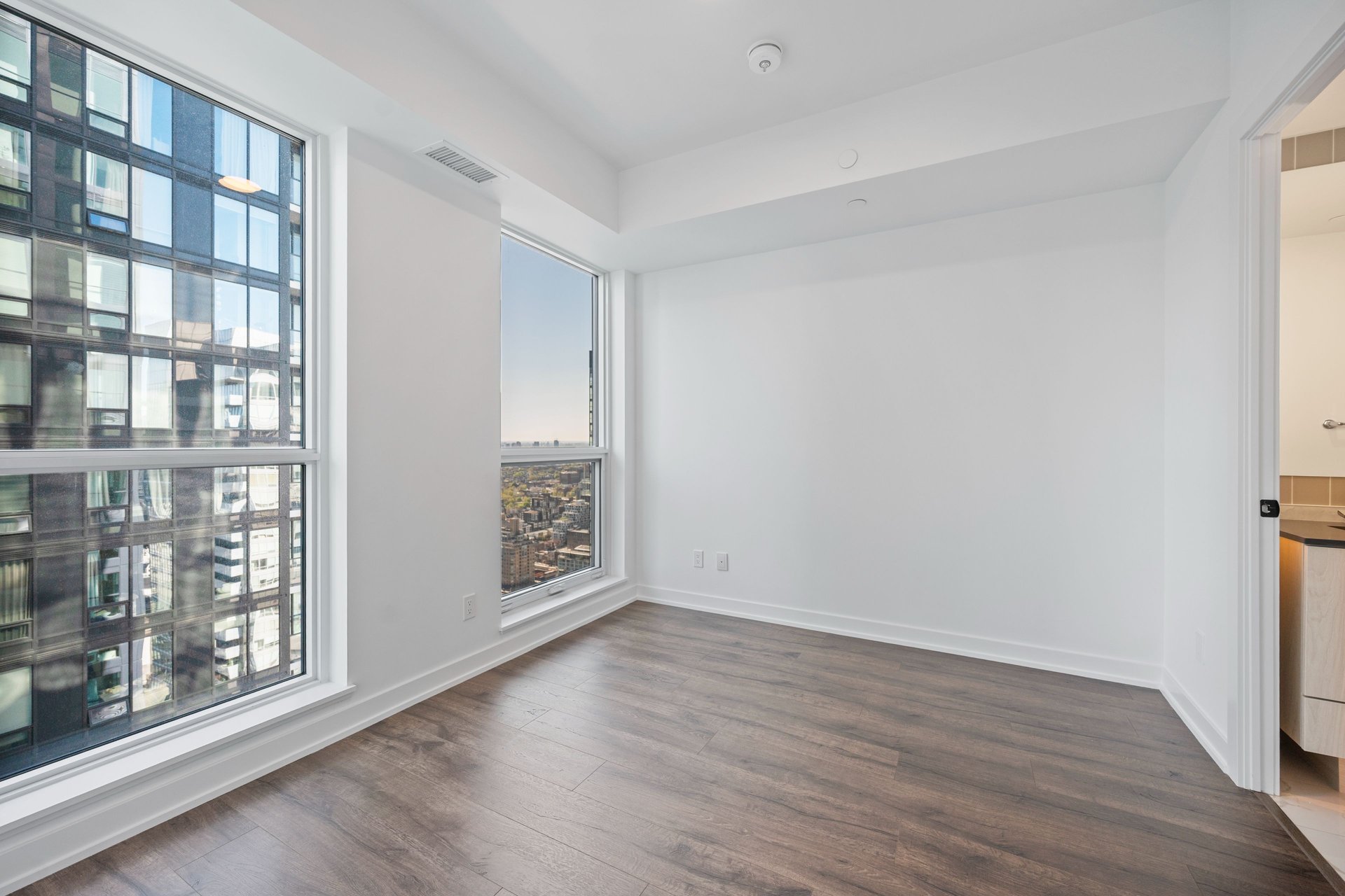 327 King Street W Unit: 4404