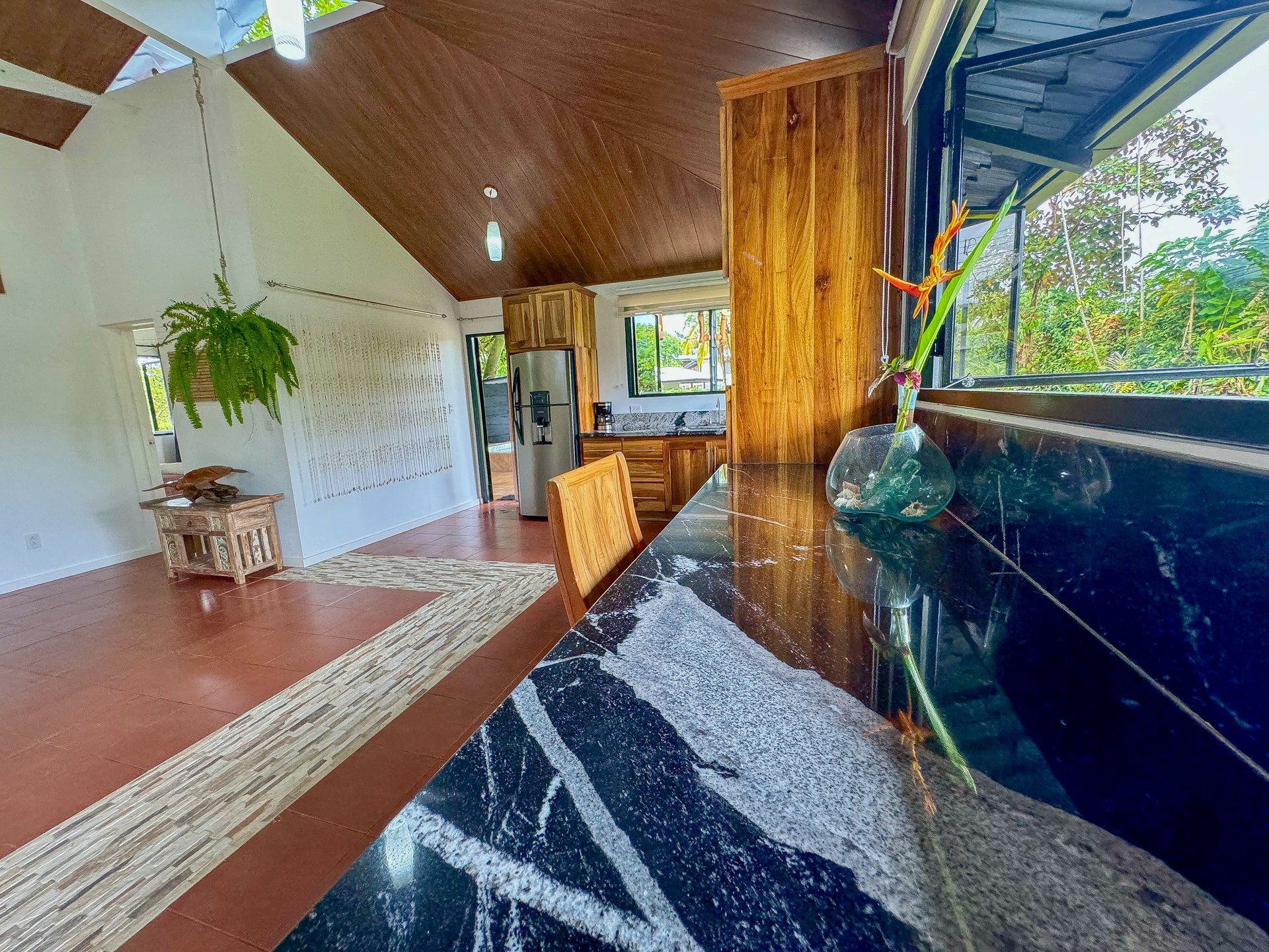 Contemporary 3-bed home surrounded by Uvita’s services and amenities but just a short stroll to tropical beaches