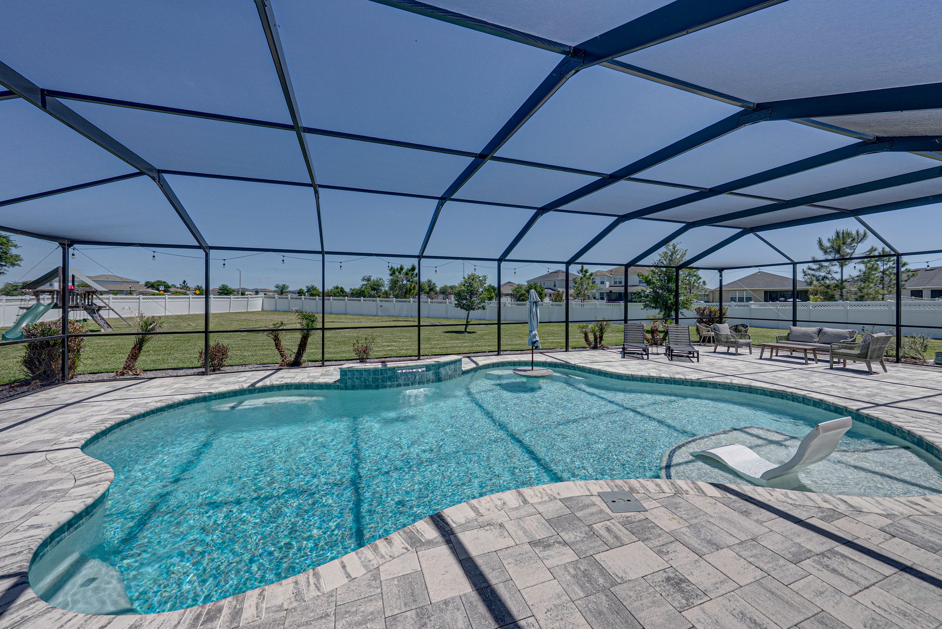 6883 BRADBURY CIR