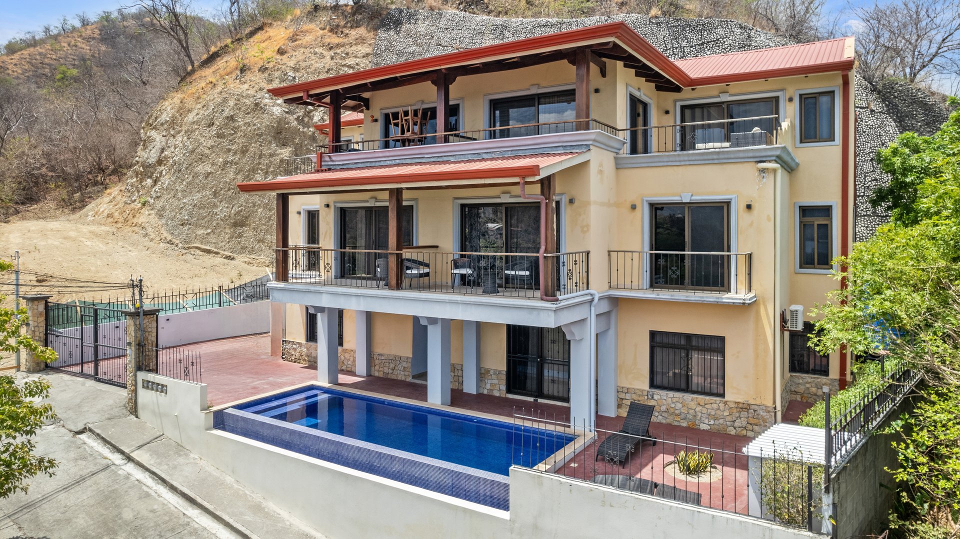 Casa Omega | Ocean View Apartment Complex in Altos de Flamingo