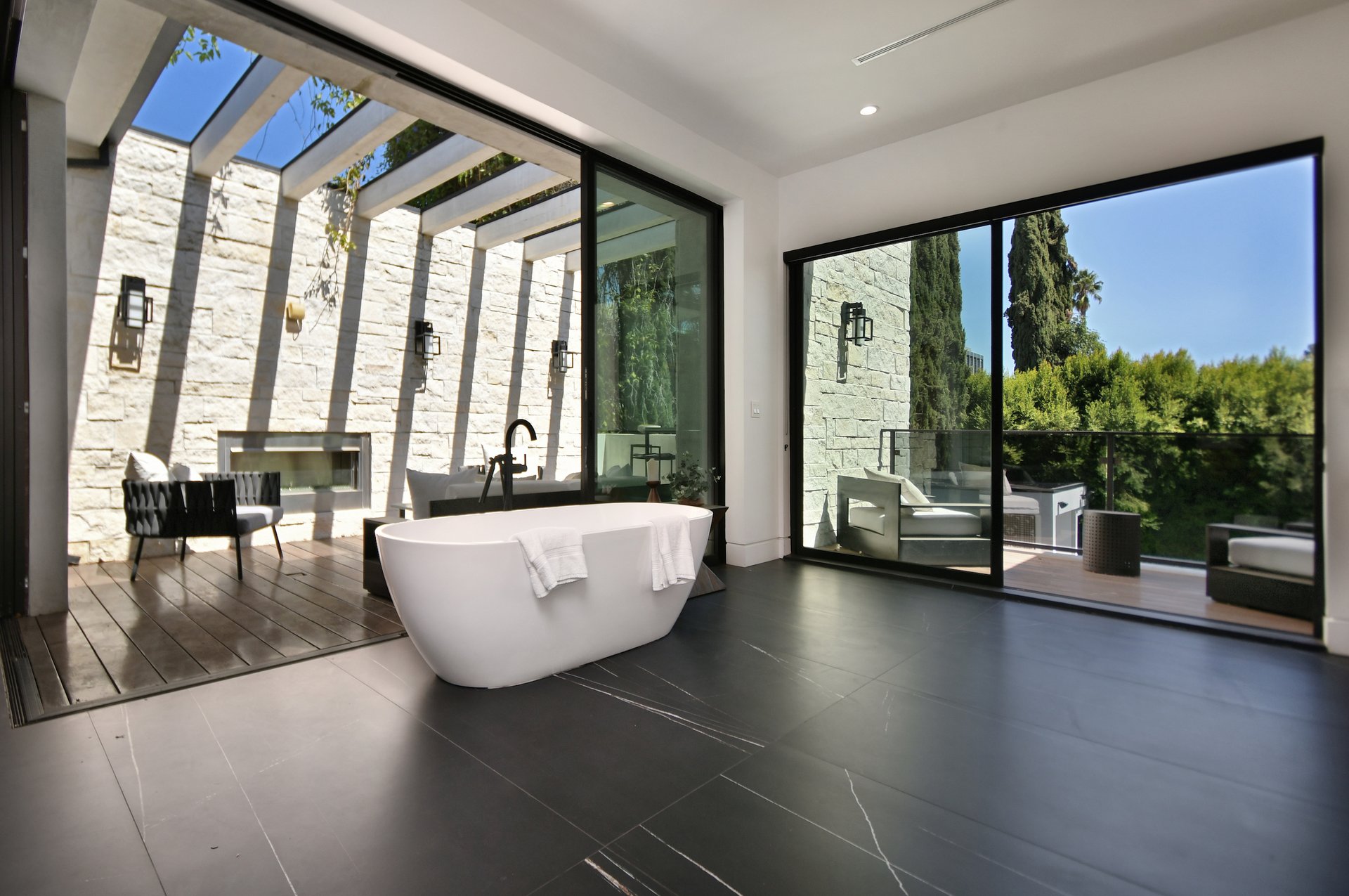 4544 Woodley Ave