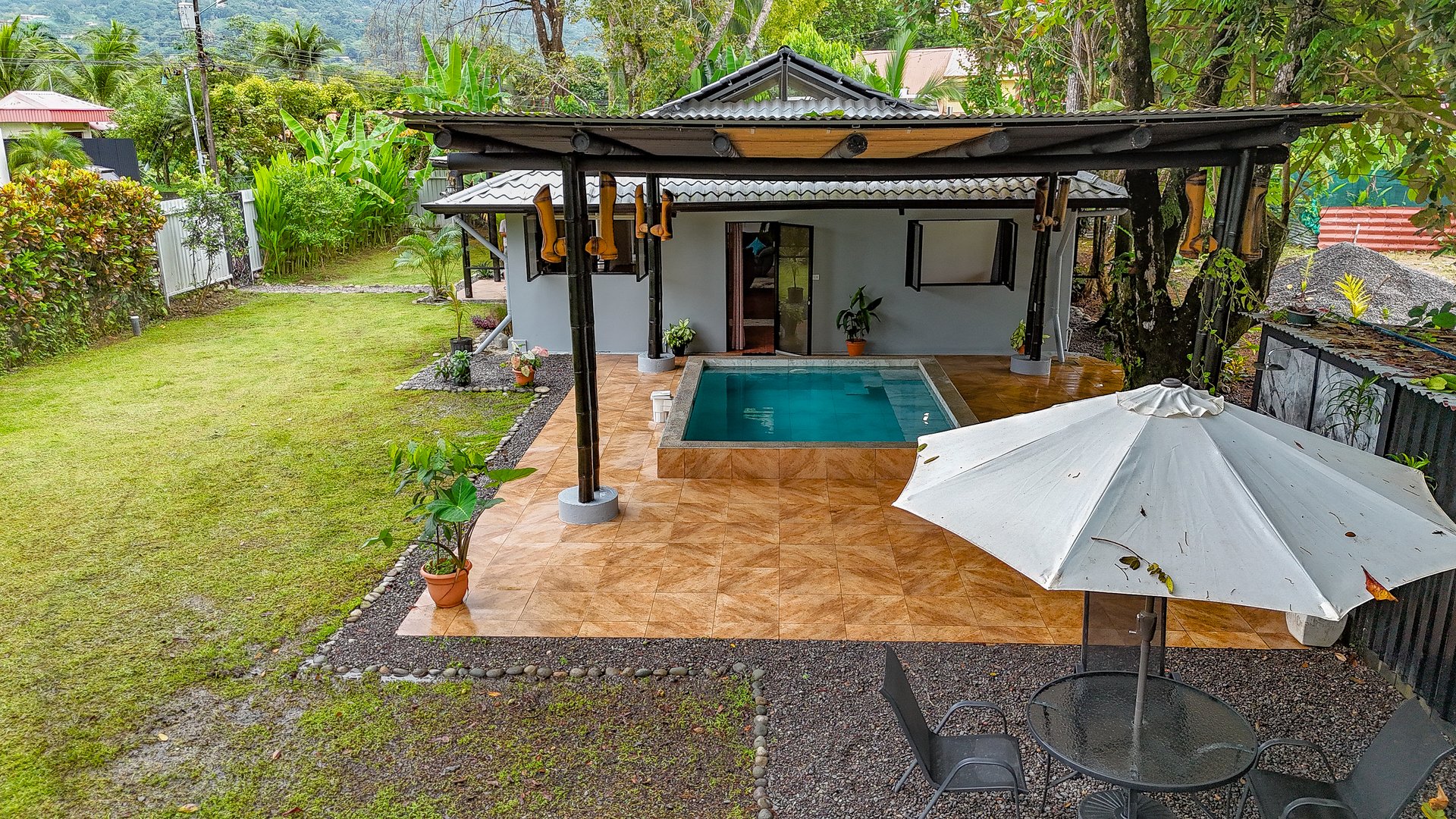 Contemporary 3-bed home surrounded by Uvita’s services and amenities but just a short stroll to tropical beaches