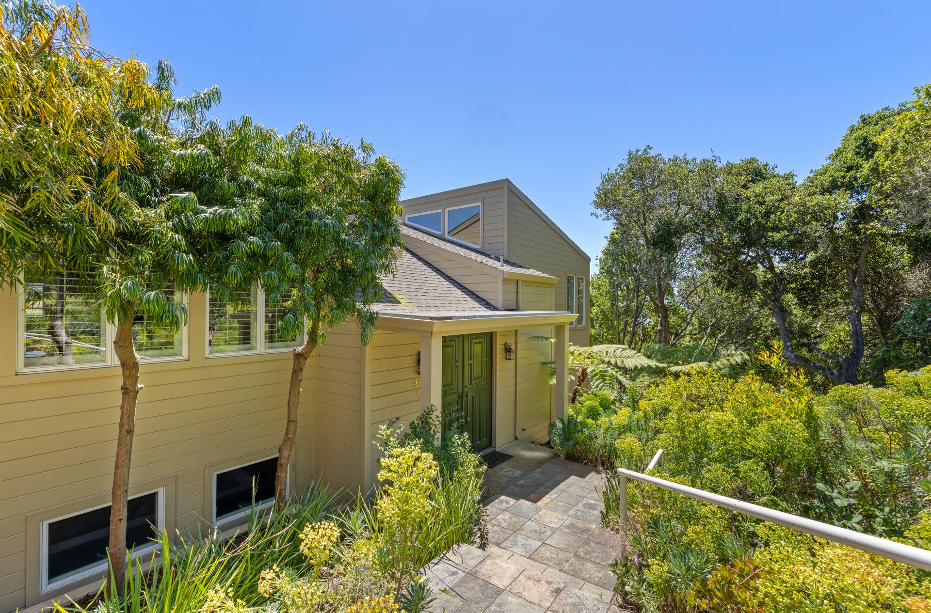 Picturesque and Private View Residence