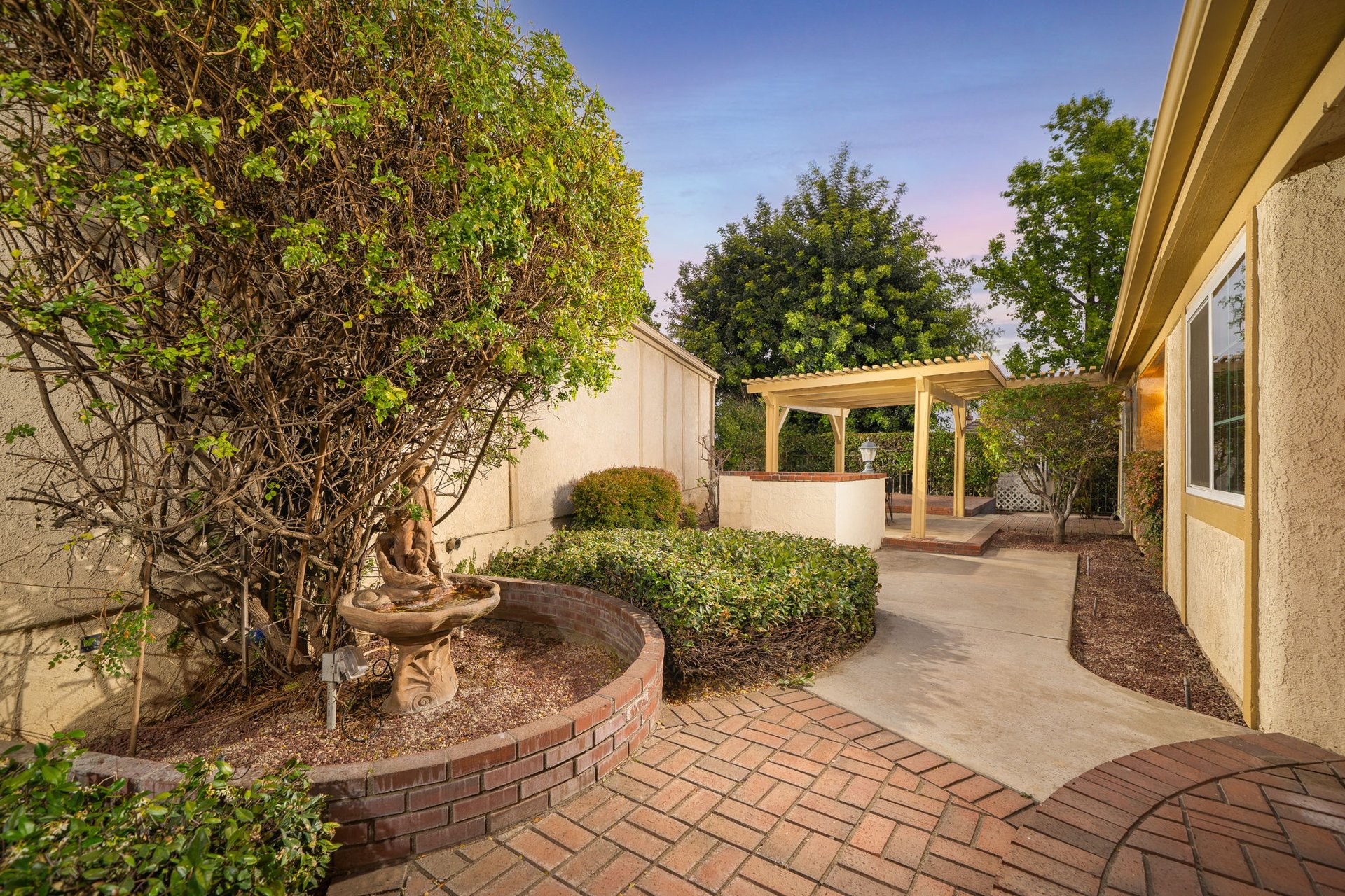 2184 Paris Circle