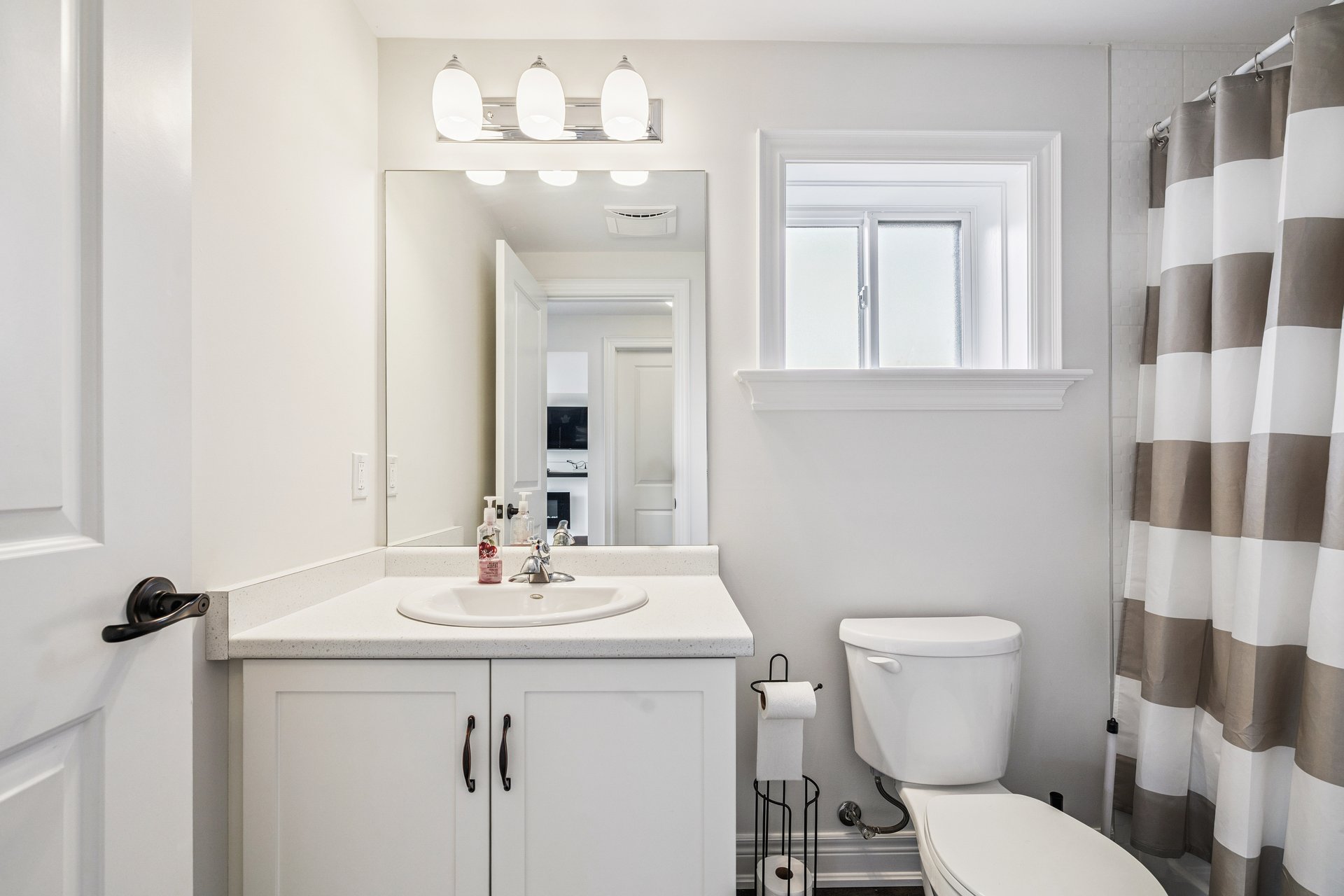 Beautifully updated END-UNIT townhome