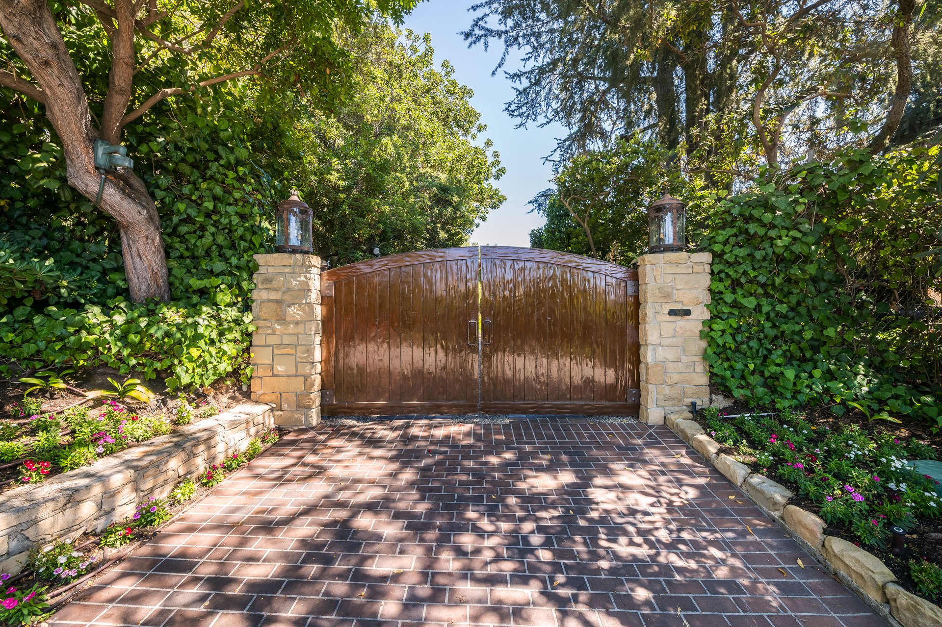 1550 Amalfi DR