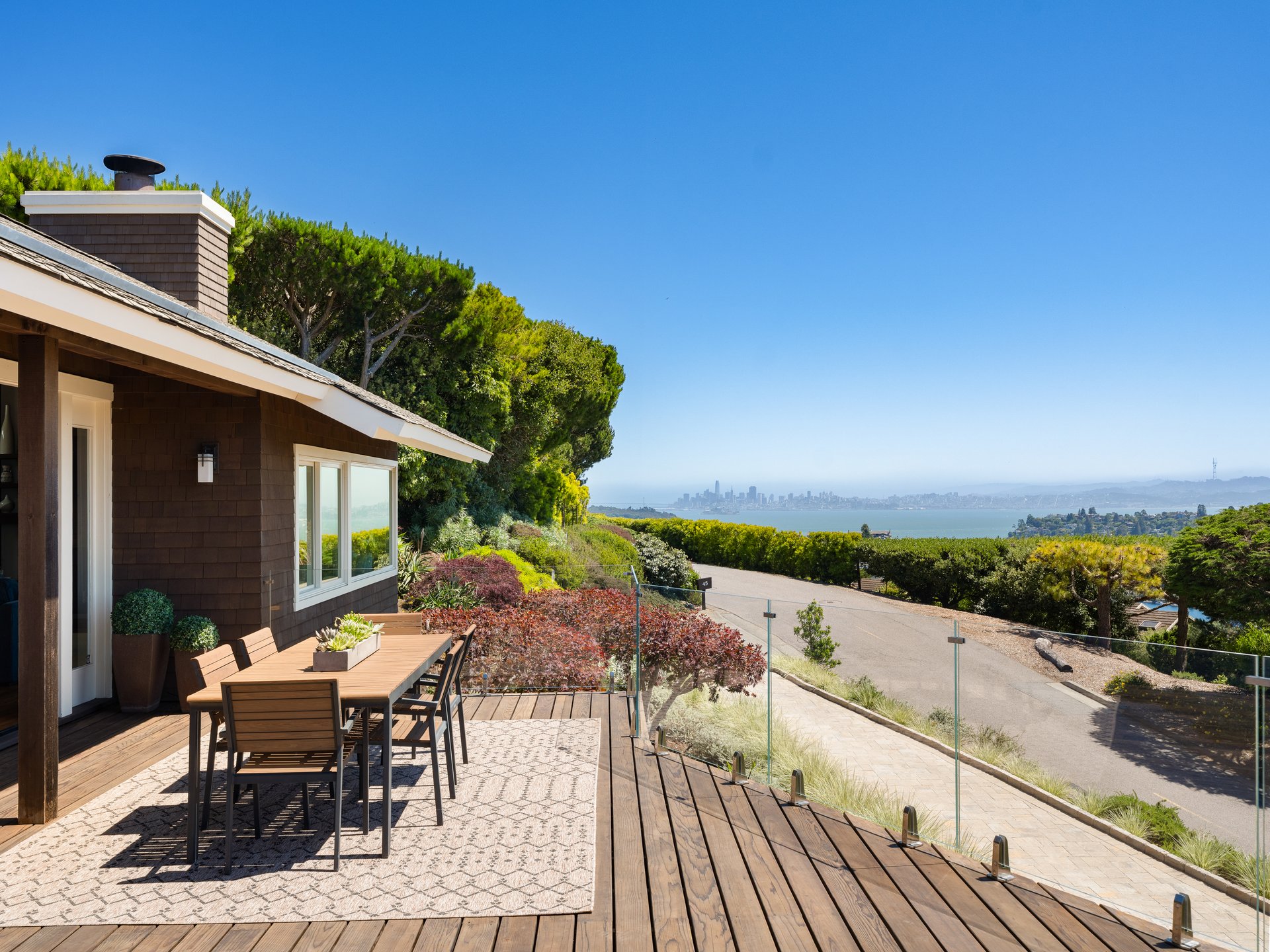 Stylish and Chic Mount Tiburon Retreat 