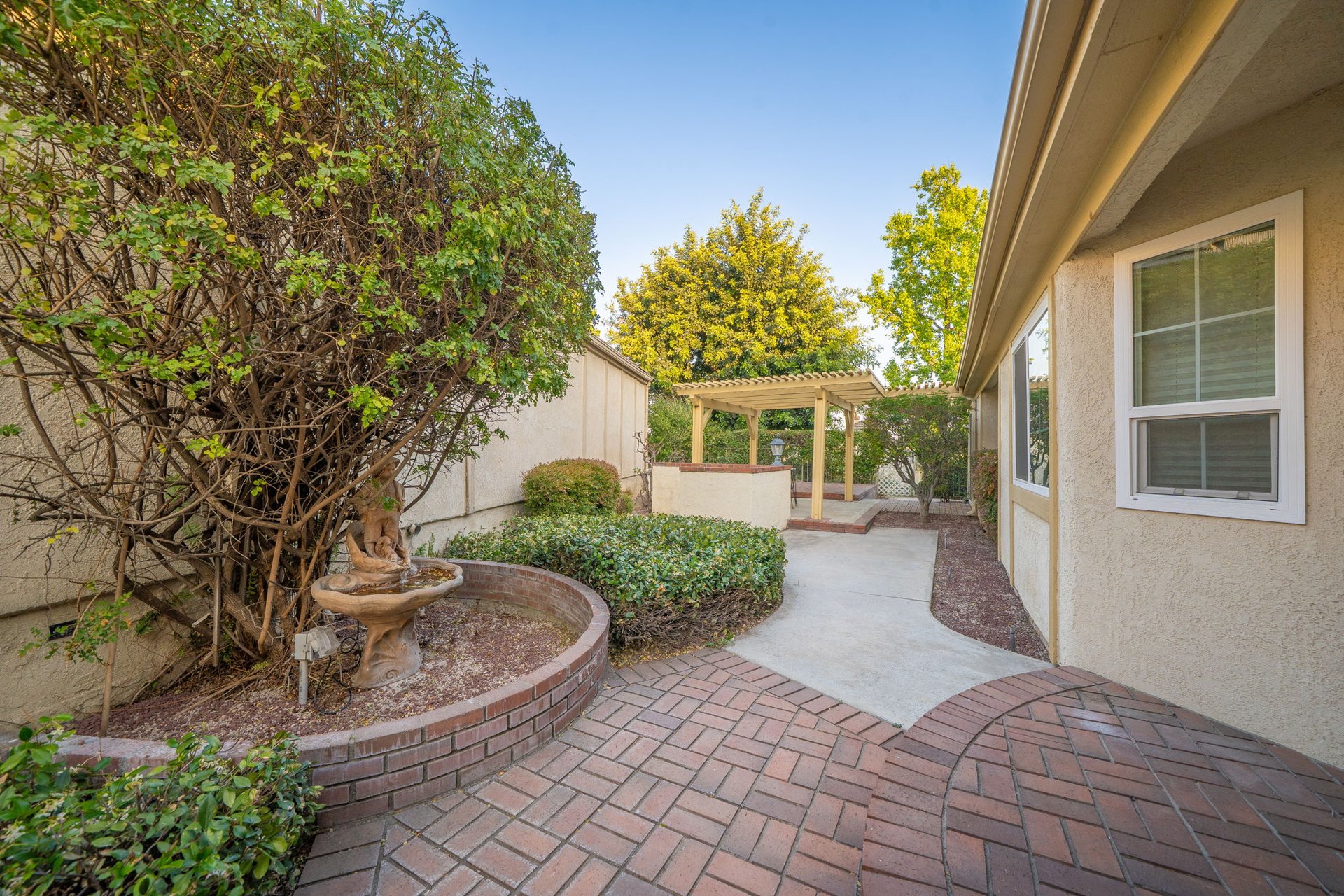 2184 Paris Circle