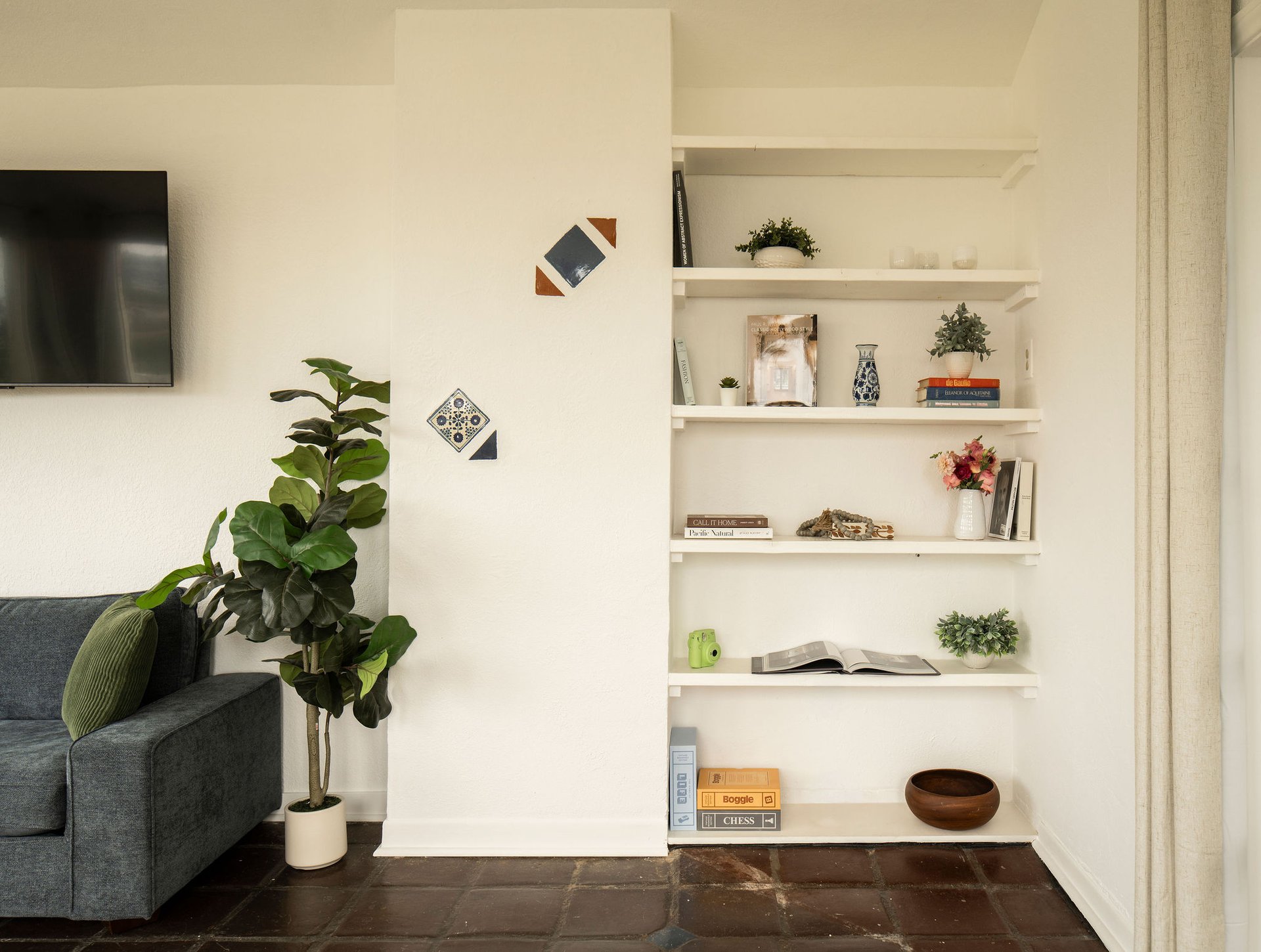 3346 N Knoll Dr, Hollywood Hills