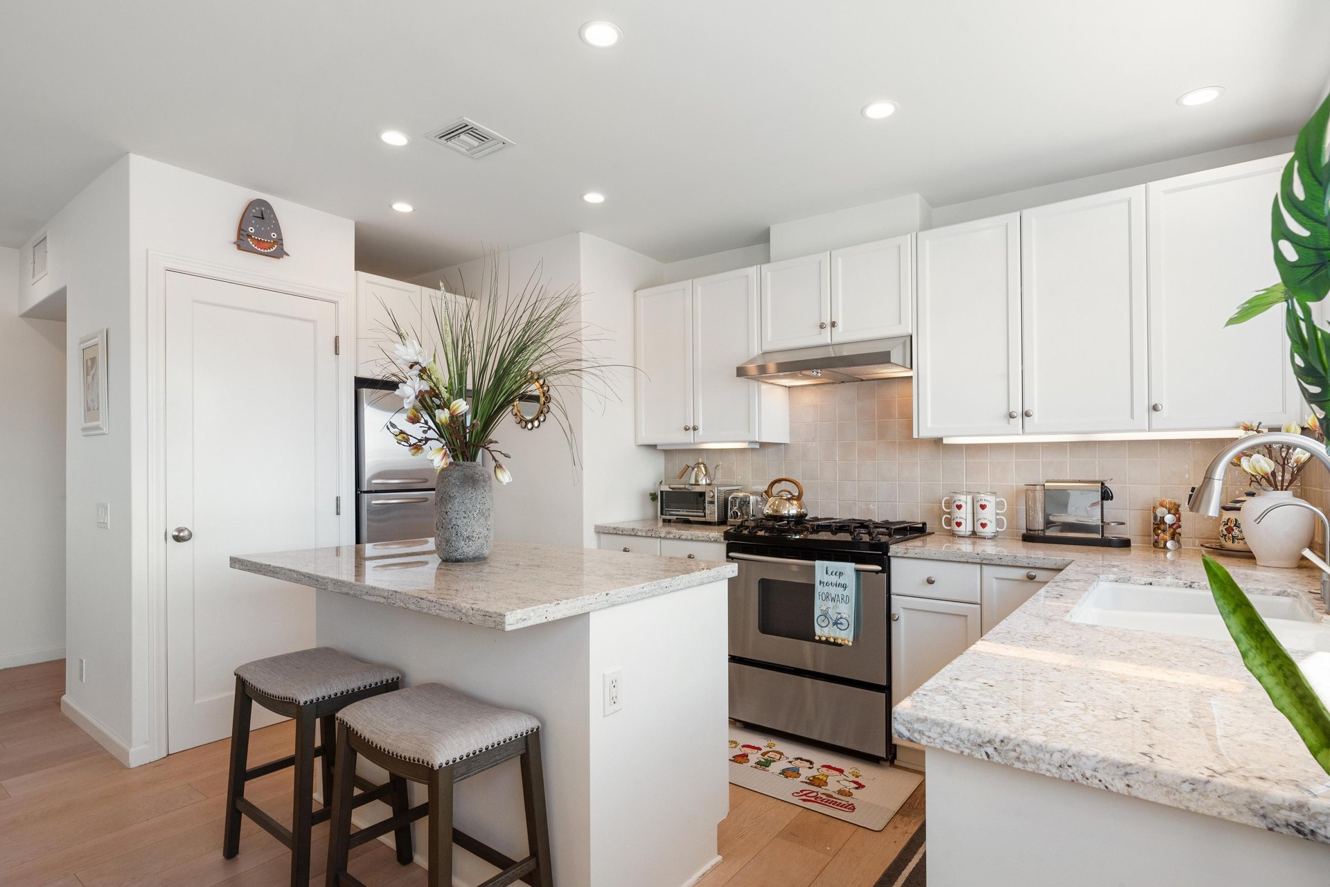 446 San Vicente Blvd Unit: 305