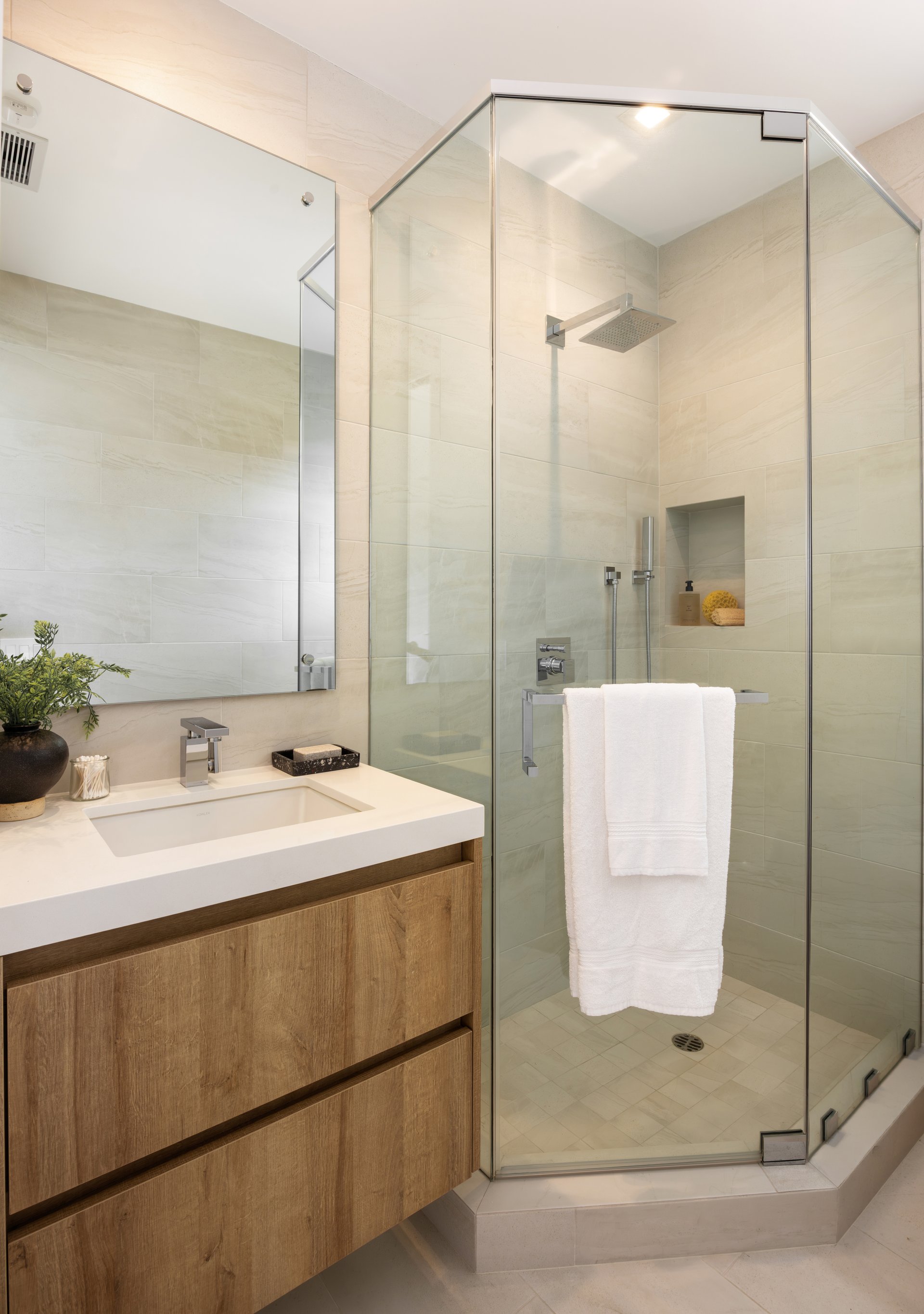 815 N Tigertail Rd, Brentwood