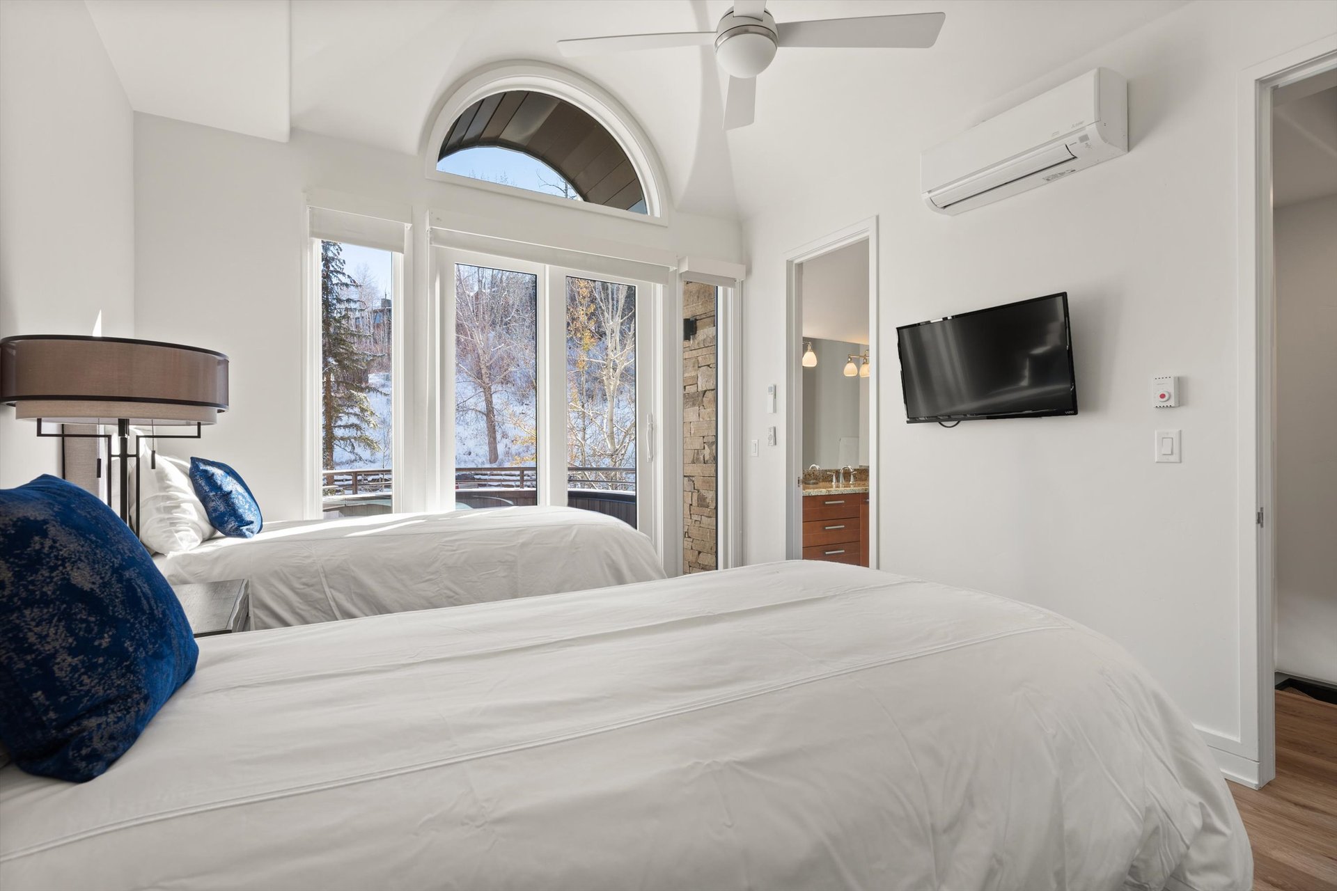 Ski-In/Ski-Out Luxury: Deerbrook Townhome