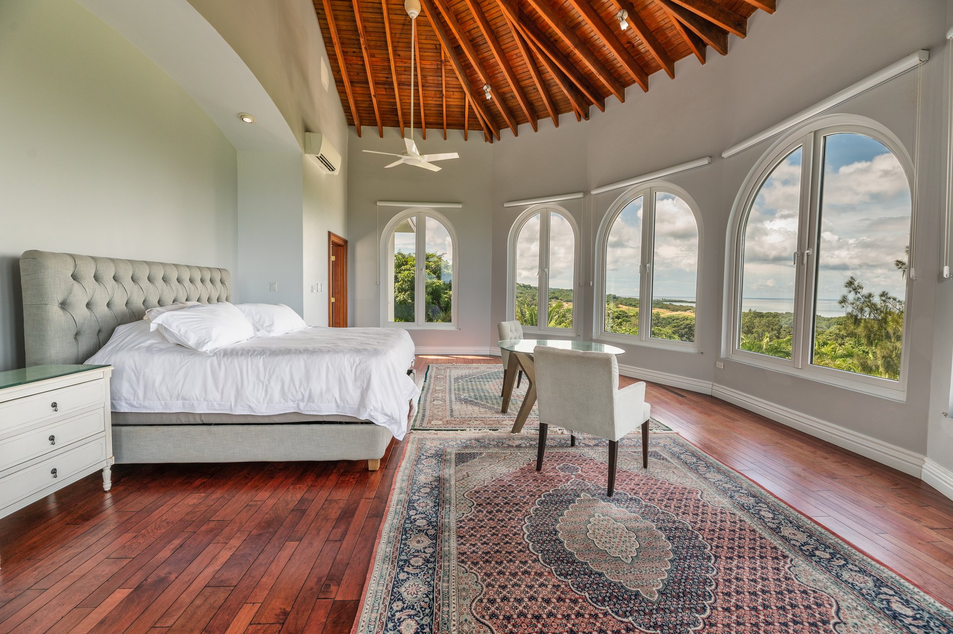 Little Farm By the Sea - Roatan Island