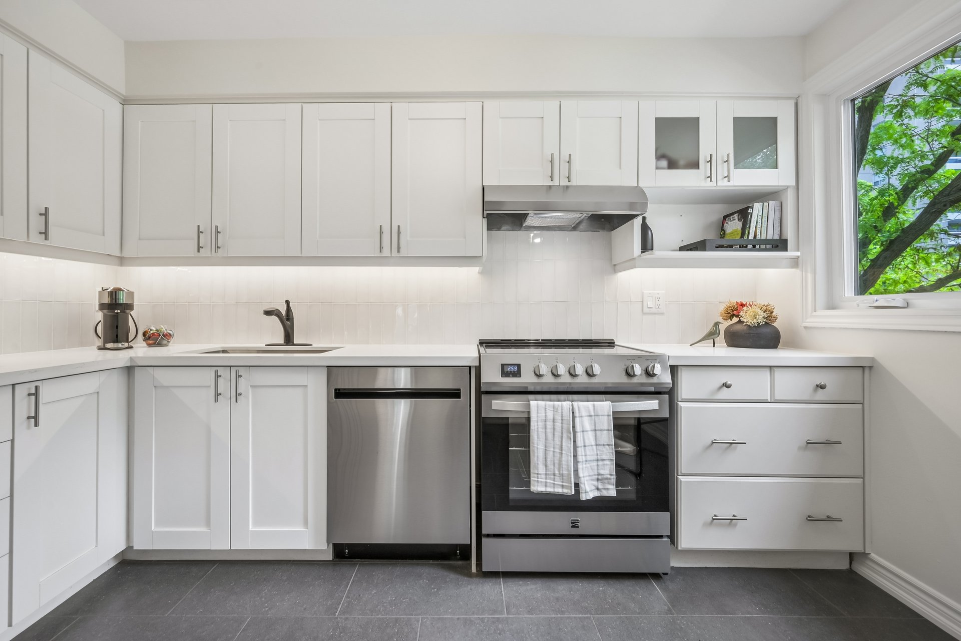 Lakeside living in the heart of Bronte!
