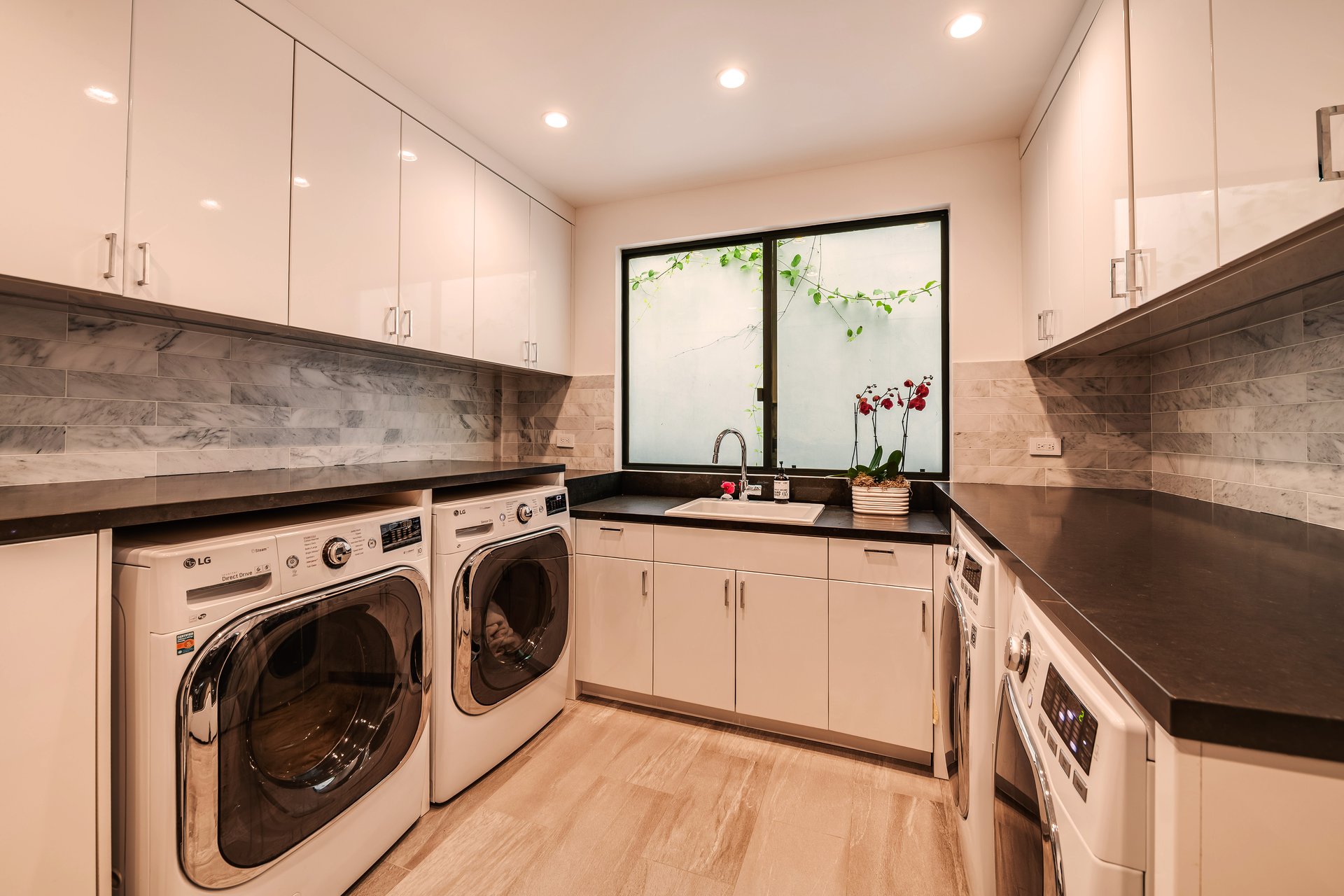 565 Evelyn Pl