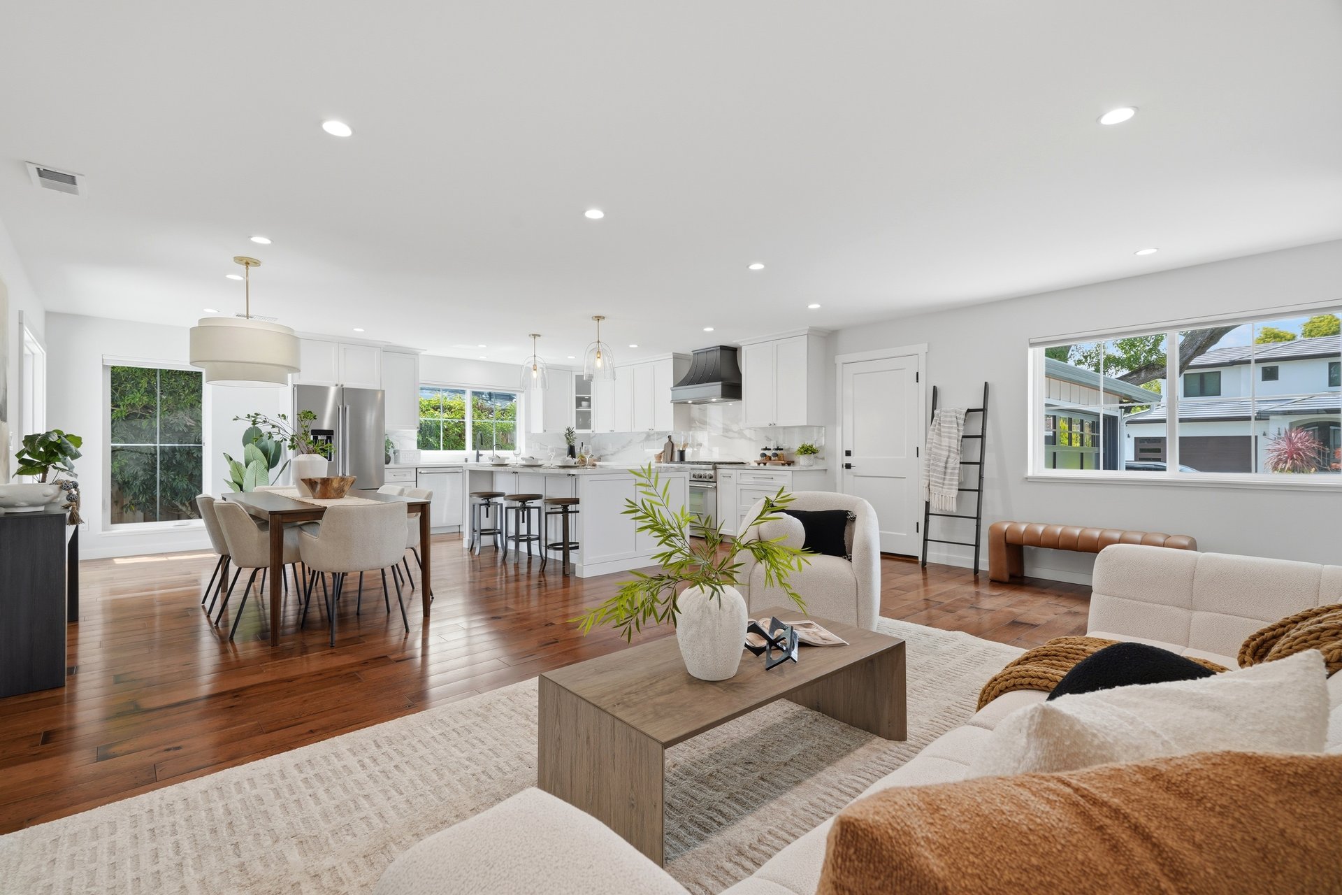 2133 Santa Cruz AVE
